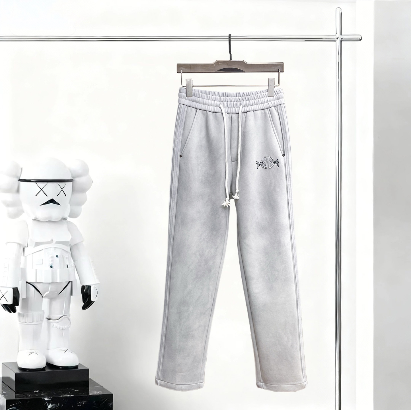 NO:650289,Balenciaga 2025 new autumn and winter casual pants!  On sale simultaneously on the official website. Brand classic LOGO casual pants, customized fabrics, excellent comfort, strong touch. Highly recognizable, perfect appearance and craftsmanship. Sizes M-3XL, balenciaga, alexander wang19860909巴黎世家 2025秋冬新款休闲裤！官网同步发售.品牌经典LOGO休闲裤 ,定制面料,舒适度极好,手触感强烈.辨识度极高,完美品相工艺. 尺码M-3XL,,balenciaga,alexander wang,Men's clothing