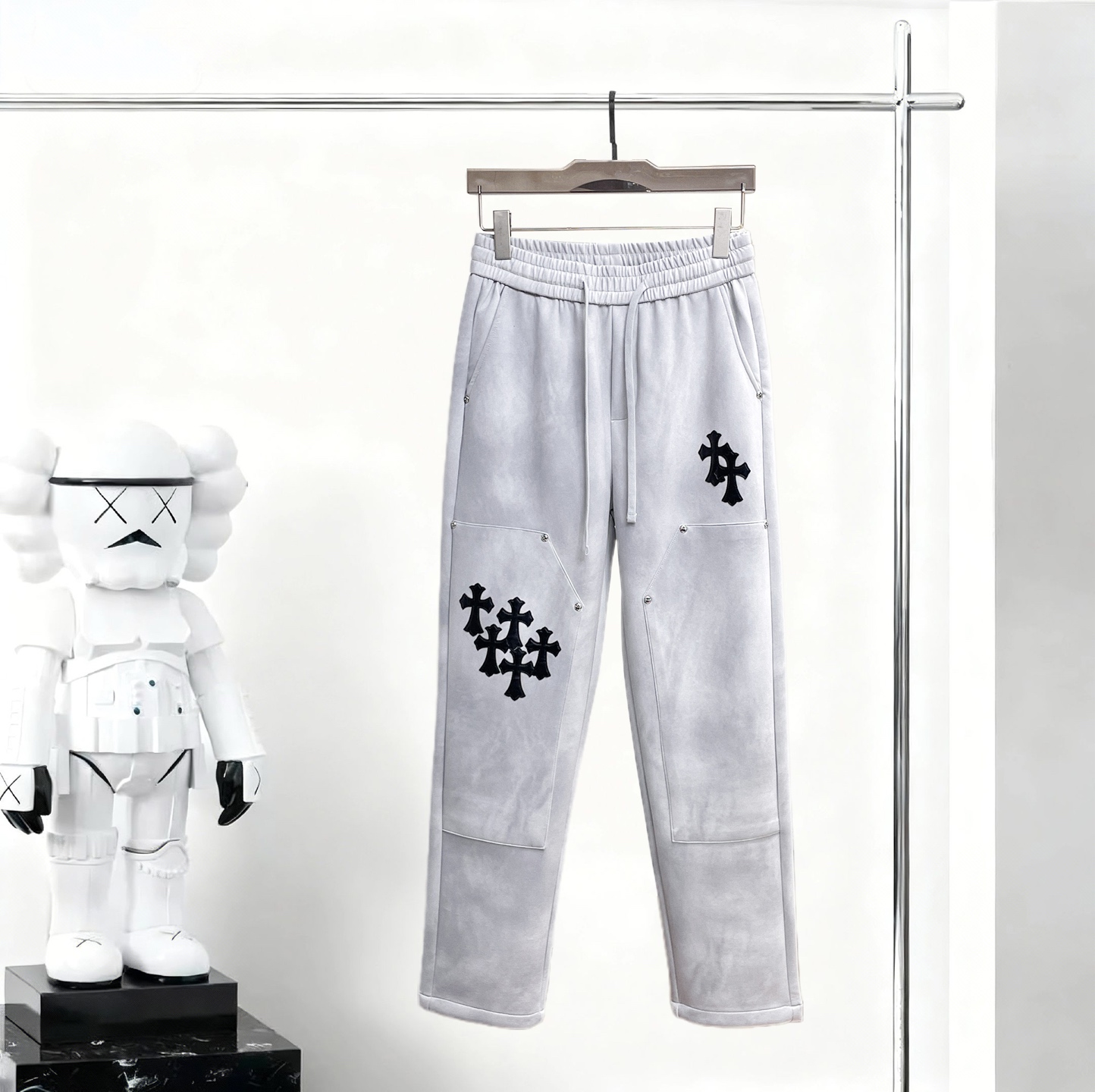 NO:650293,Croxin 2025 new autumn and winter casual pants!  On sale simultaneously on the official website. Brand classic LOGO casual pants, customized fabrics, extremely comfortable, strong touch. Highly recognizable, perfect appearance and craftsmanship. Sizes M-3XL, chrome hearts, alexander wang19860909克罗心 2025秋冬新款休闲裤！官网同步发售.品牌经典LOGO休闲裤 ,定制面料,舒适度极好,手触感强烈.辨识度极高,完美品相工艺. 尺码M-3XL,,chrome hearts,alexander wang,Men's clothing