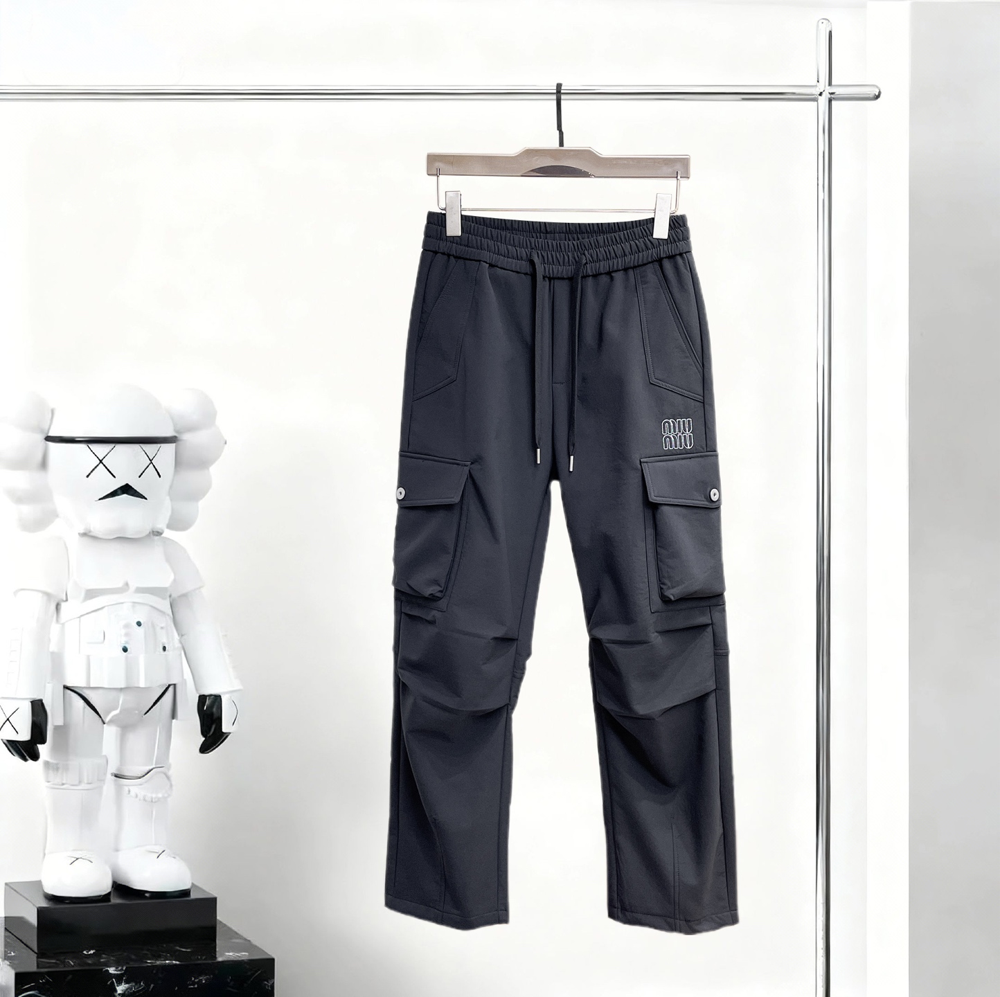 NO:650320,miumiu 2025 autumn and winter new casual pants!  On sale simultaneously on the official website. Brand classic LOGO casual pants, customized fabrics, excellent comfort, strong touch. Highly recognizable, perfect appearance and craftsmanship. Sizes M-3XL,,miumiu,alexander wang19860909miumiu 2025秋冬新款休闲裤！官网同步发售.品牌经典LOGO休闲裤 ,定制面料,舒适度极好,手触感强烈.辨识度极高,完美品相工艺. 尺码M-3XL,,miumiu,alexander wang,Men's clothing