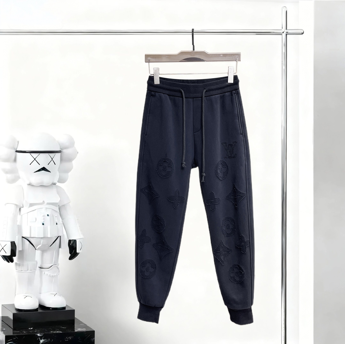 NO:650327,LV 2025 new autumn and winter casual pants!  On sale simultaneously on the official website. The brand's classic LOGO casual pants, customized fabrics, extremely comfortable, strong touch. Highly recognizable, perfect appearance and craftsmanship. Sizes M-3XL, louis vuitton, alexander wang19860909LV 2025秋冬新款休闲裤！官网同步发售.品牌经典LOGO休闲裤 ,定制面料,舒适度极好,手触感强烈.辨识度极高,完美品相工艺. 尺码M-3XL,,louis vuitton,alexander wang,Men's clothing