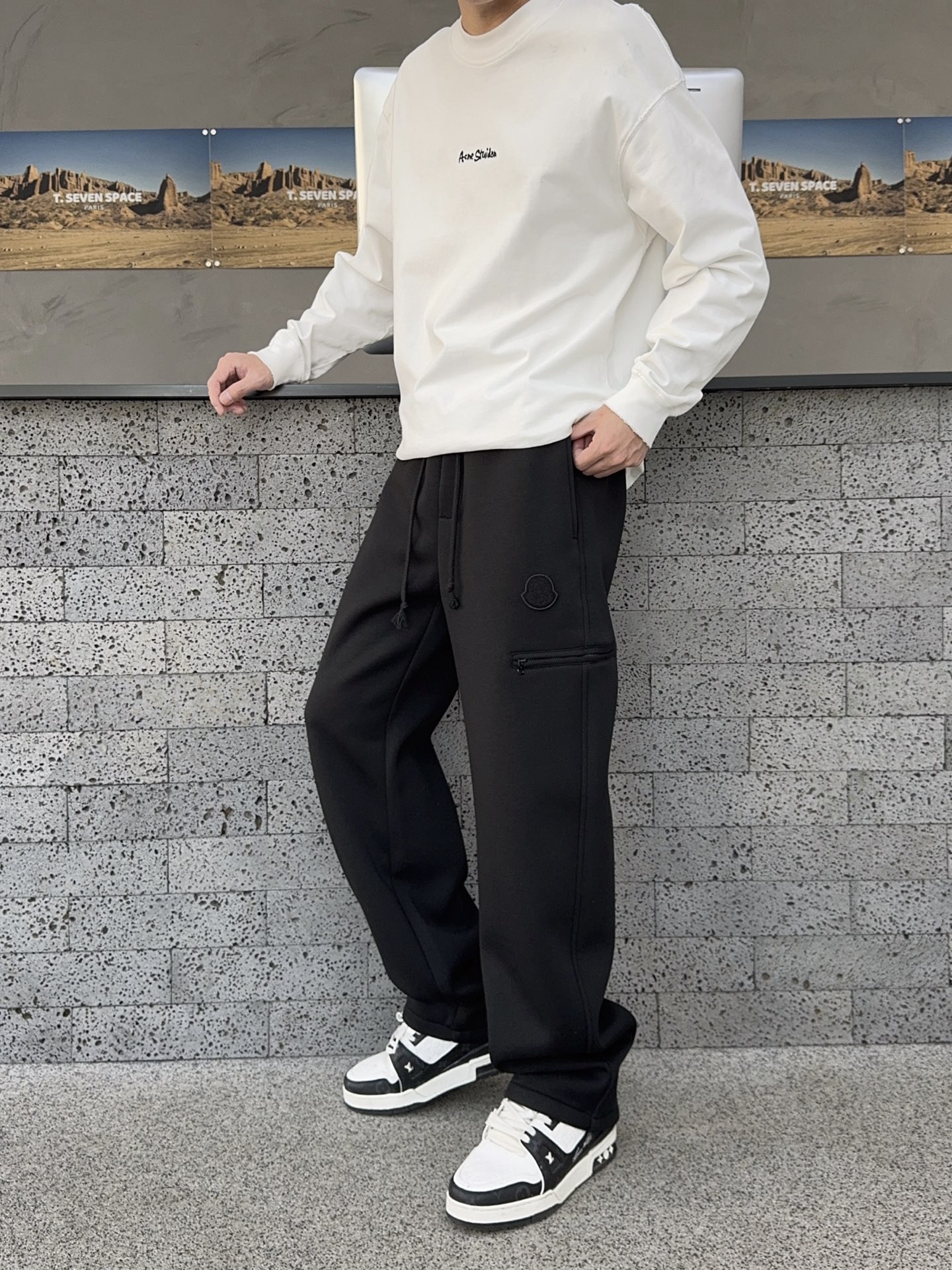 NO:621999,New style casual pants for autumn and winter!  On sale simultaneously on the official website. Brand classic LOGO casual pants, customized fabrics, extremely comfortable, strong touch. Highly recognizable, perfect appearance and craftsmanship. Sizes M-3XL, Moncler, alexander wang19860909蒙口秋冬新款休闲裤！官网同步发售.品牌经典LOGO休闲裤 ,定制面料,舒适度极好,手触感强烈.辨识度极高,完美品相工艺. 尺码M-3XL,,Moncler,alexander wang,Men's clothing