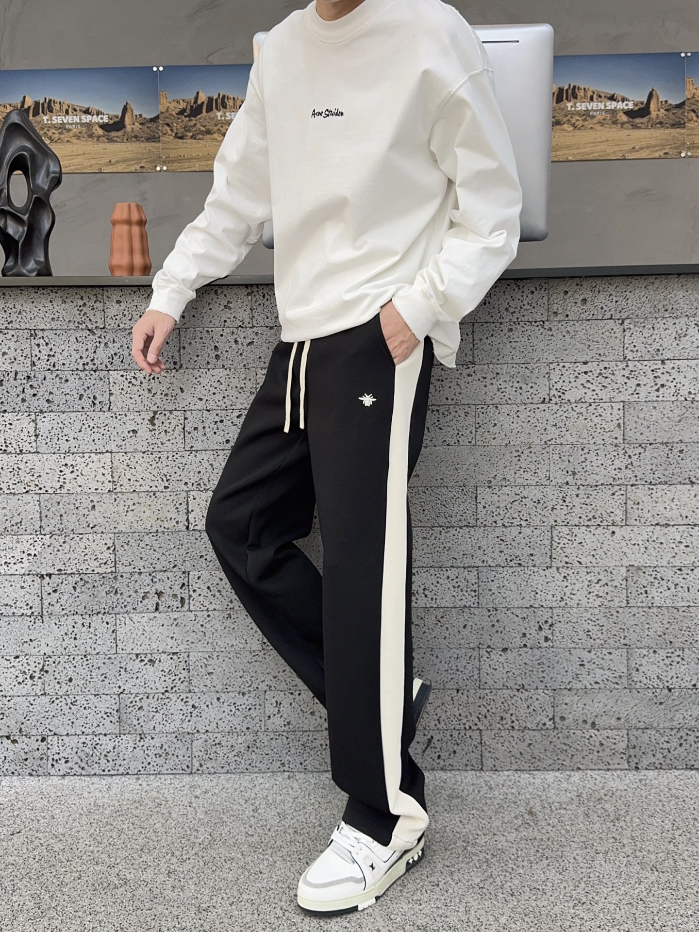 NO:622009,Dior’s new fall and winter casual pants!  On sale simultaneously on the official website. Brand classic LOGO casual pants, customized fabrics, excellent comfort, strong touch. Highly recognizable, perfect appearance and craftsmanship. Sizes M-3XL, dior, alexander wang19860909迪奥秋冬新款休闲裤！官网同步发售.品牌经典LOGO休闲裤 ,定制面料,舒适度极好,手触感强烈.辨识度极高,完美品相工艺. 尺码M-3XL,,dior,alexander wang,Men's clothing