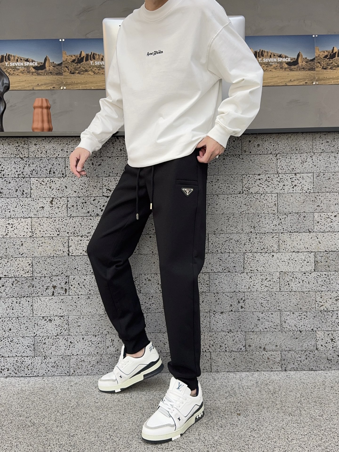 NO:622014,Prada’s new fall and winter casual pants!  On sale simultaneously on the official website. Brand classic LOGO casual pants, customized fabrics, excellent comfort, strong touch. Highly recognizable, perfect appearance and craftsmanship. Sizes M-3XL, prada, alexander wang19860909普拉达秋冬新款休闲裤！官网同步发售.品牌经典LOGO休闲裤 ,定制面料,舒适度极好,手触感强烈.辨识度极高,完美品相工艺. 尺码M-3XL,,prada,alexander wang,Men's clothing