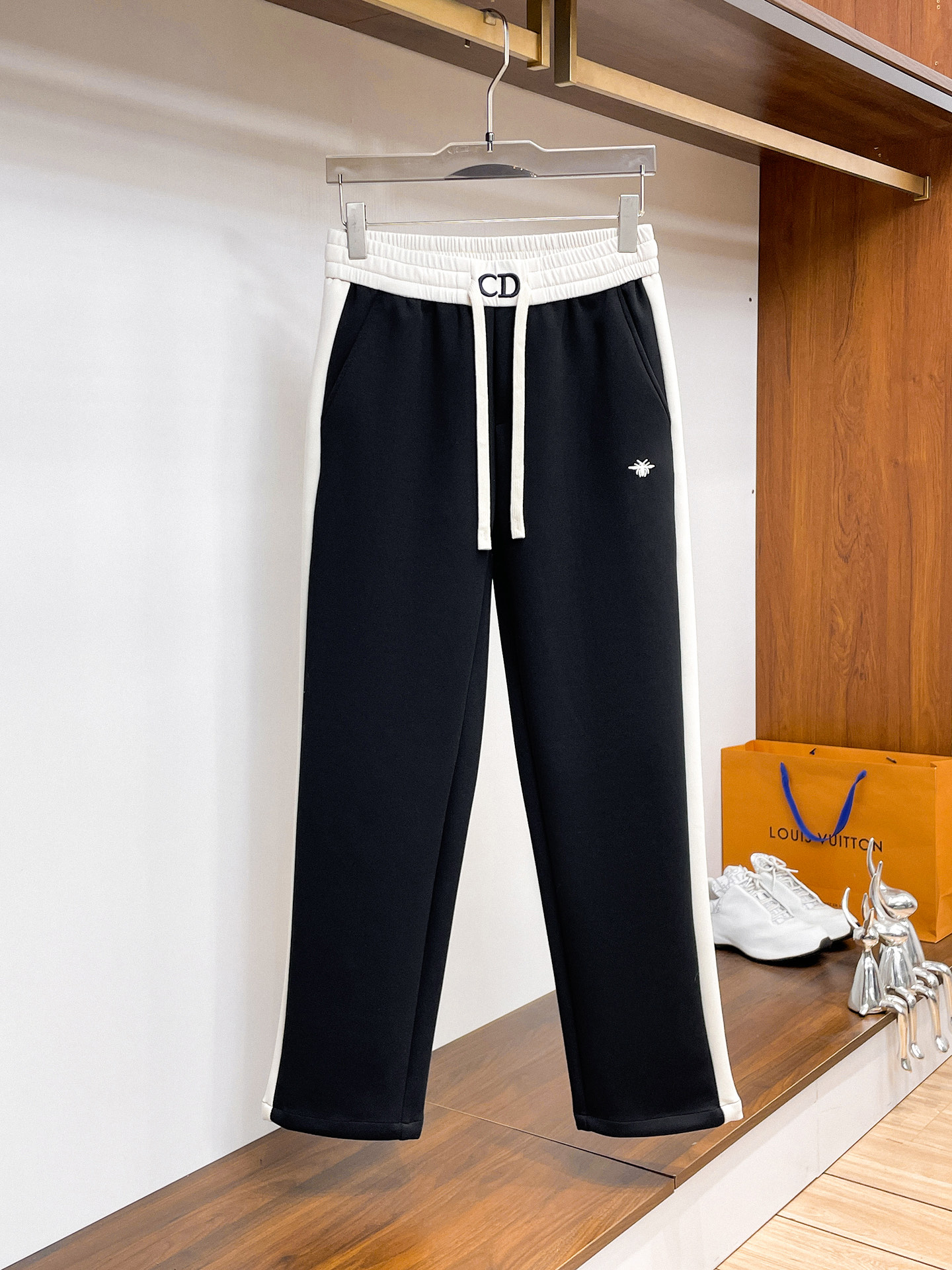 NO:622025,Dior’s new fall and winter casual pants!  On sale simultaneously on the official website. Brand classic LOGO casual pants, customized fabrics, excellent comfort, strong touch. Highly recognizable, perfect appearance and craftsmanship. Sizes M-3XL, dior, alexander wang19860909迪奥秋冬新款休闲裤！官网同步发售.品牌经典LOGO休闲裤 ,定制面料,舒适度极好,手触感强烈.辨识度极高,完美品相工艺. 尺码M-3XL,,dior,alexander wang,Men's clothing