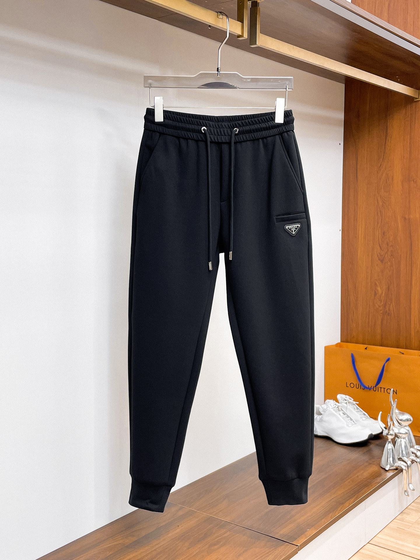 NO:622030,Prada’s new fall and winter casual pants!  On sale simultaneously on the official website. Brand classic LOGO casual pants, customized fabrics, excellent comfort, strong touch. Highly recognizable, perfect appearance and craftsmanship. Sizes M-3XL, prada, alexander wang19860909普拉达秋冬新款休闲裤！官网同步发售.品牌经典LOGO休闲裤 ,定制面料,舒适度极好,手触感强烈.辨识度极高,完美品相工艺. 尺码M-3XL,,prada,alexander wang,Men's clothing