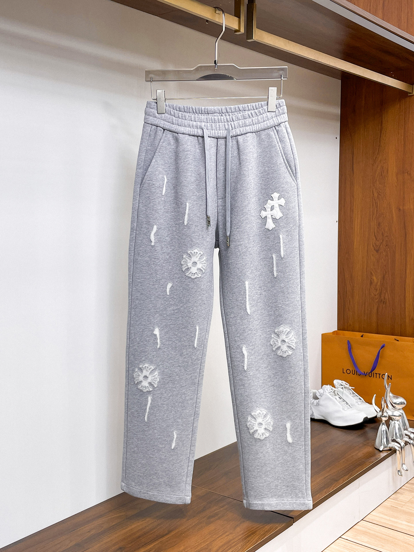 NO:622034,Kroxin's new autumn and winter casual pants!  On sale simultaneously on the official website. Brand classic LOGO casual pants, customized fabrics, extremely comfortable, strong touch. Highly recognizable, perfect appearance and craftsmanship. Sizes M-3XL, chrome hearts, alexander wang19860909克罗心秋冬新款休闲裤！官网同步发售.品牌经典LOGO休闲裤 ,定制面料,舒适度极好,手触感强烈.辨识度极高,完美品相工艺. 尺码M-3XL,,chrome hearts,alexander wang,Men's clothing