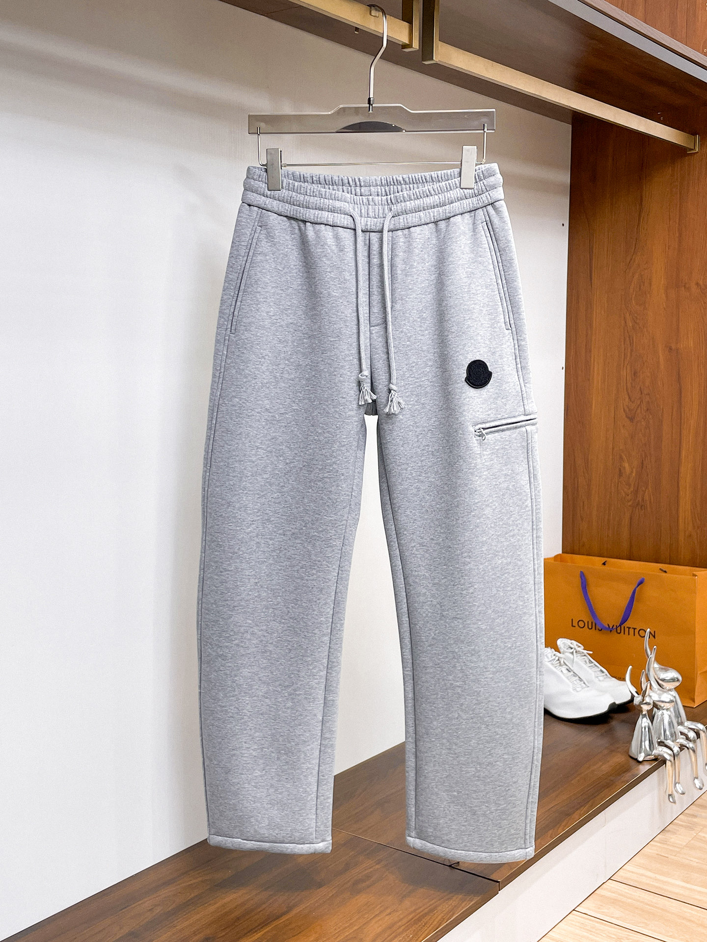 NO:622039,New style casual pants for autumn and winter!  On sale simultaneously on the official website. Brand classic LOGO casual pants, customized fabrics, extremely comfortable, strong touch. Highly recognizable, perfect appearance and craftsmanship. Sizes M-3XL, Moncler, alexander wang19860909蒙口秋冬新款休闲裤！官网同步发售.品牌经典LOGO休闲裤 ,定制面料,舒适度极好,手触感强烈.辨识度极高,完美品相工艺. 尺码M-3XL,,Moncler,alexander wang,Men's clothing
