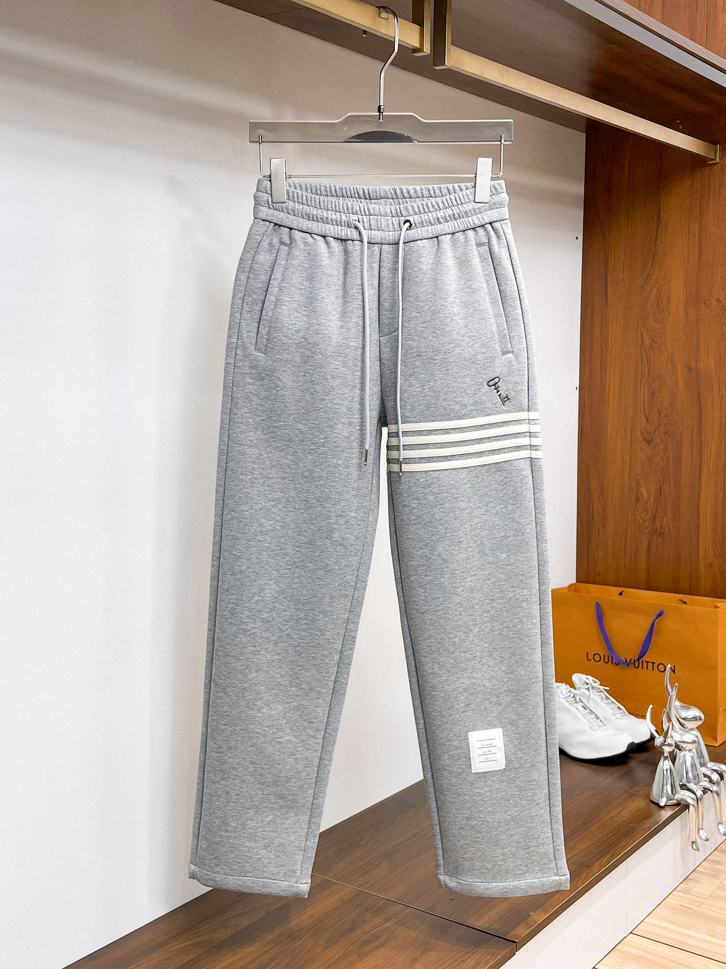 NO:622044,TB new autumn and winter casual pants!  On sale simultaneously on the official website. Brand classic LOGO casual pants, customized fabrics, excellent comfort, strong touch. Highly recognizable, perfect appearance and craftsmanship. Sizes M-3XL,, alexander wang19860909TB秋冬新款休闲裤！官网同步发售.品牌经典LOGO休闲裤 ,定制面料,舒适度极好,手触感强烈.辨识度极高,完美品相工艺. 尺码M-3XL,,alexander wang,Men's clothing