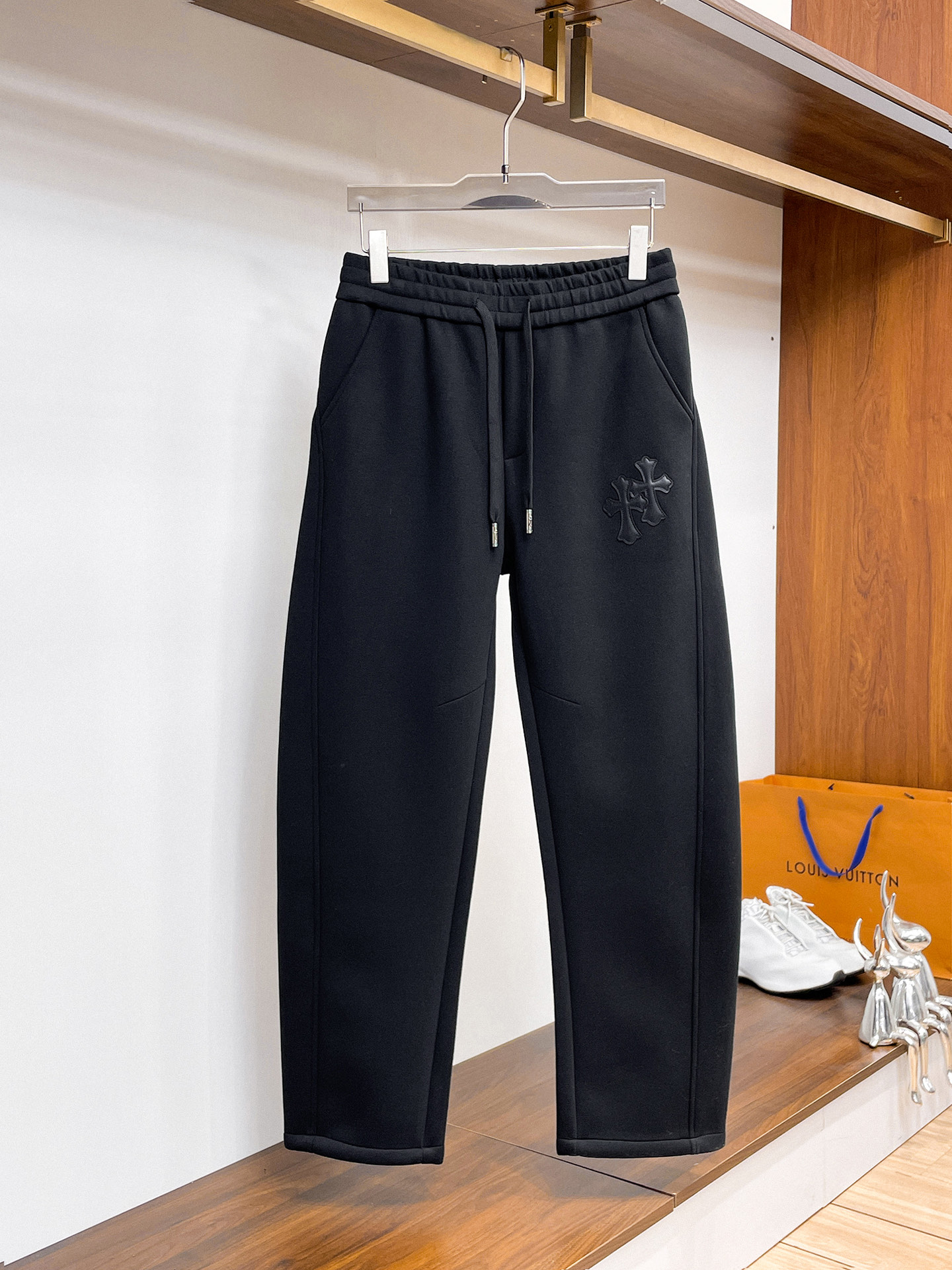 NO:622049,Kroxin's new autumn and winter casual pants!  On sale simultaneously on the official website. Brand classic LOGO casual pants, customized fabrics, extremely comfortable, strong touch. Highly recognizable, perfect appearance and craftsmanship. Sizes M-3XL, chrome hearts, alexander wang19860909克罗心秋冬新款休闲裤！官网同步发售.品牌经典LOGO休闲裤 ,定制面料,舒适度极好,手触感强烈.辨识度极高,完美品相工艺. 尺码M-3XL,,chrome hearts,alexander wang,Men's clothing