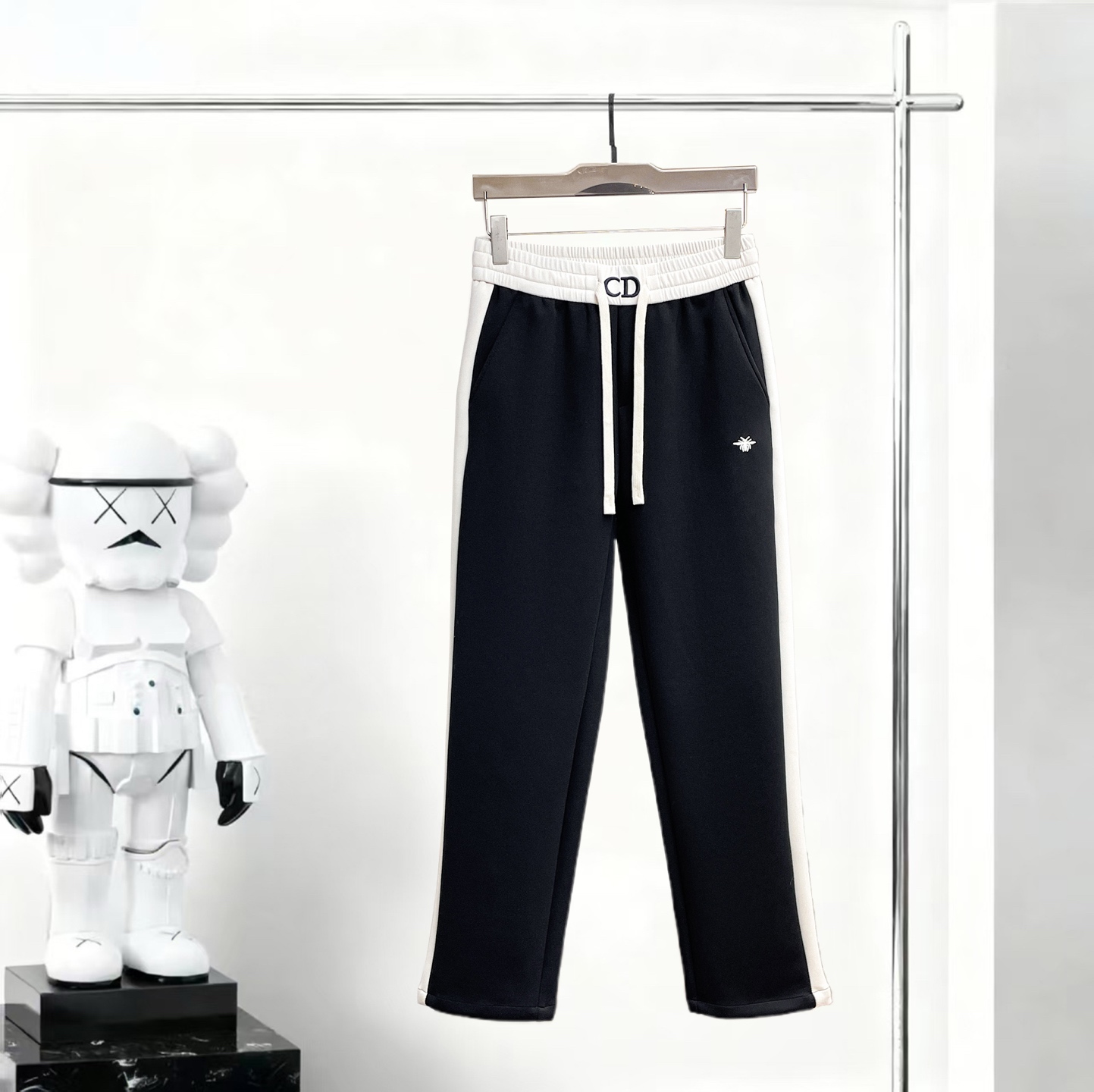 NO:650335,Dior 2025 new autumn and winter casual pants!  On sale simultaneously on the official website. Brand classic LOGO casual pants, customized fabrics, excellent comfort, strong touch. Highly recognizable, perfect appearance and craftsmanship. Sizes M-3XL, dior, alexander wang19860909迪奥2025秋冬新款休闲裤！官网同步发售.品牌经典LOGO休闲裤 ,定制面料,舒适度极好,手触感强烈.辨识度极高,完美品相工艺. 尺码M-3XL,,dior,alexander wang,Men's clothing