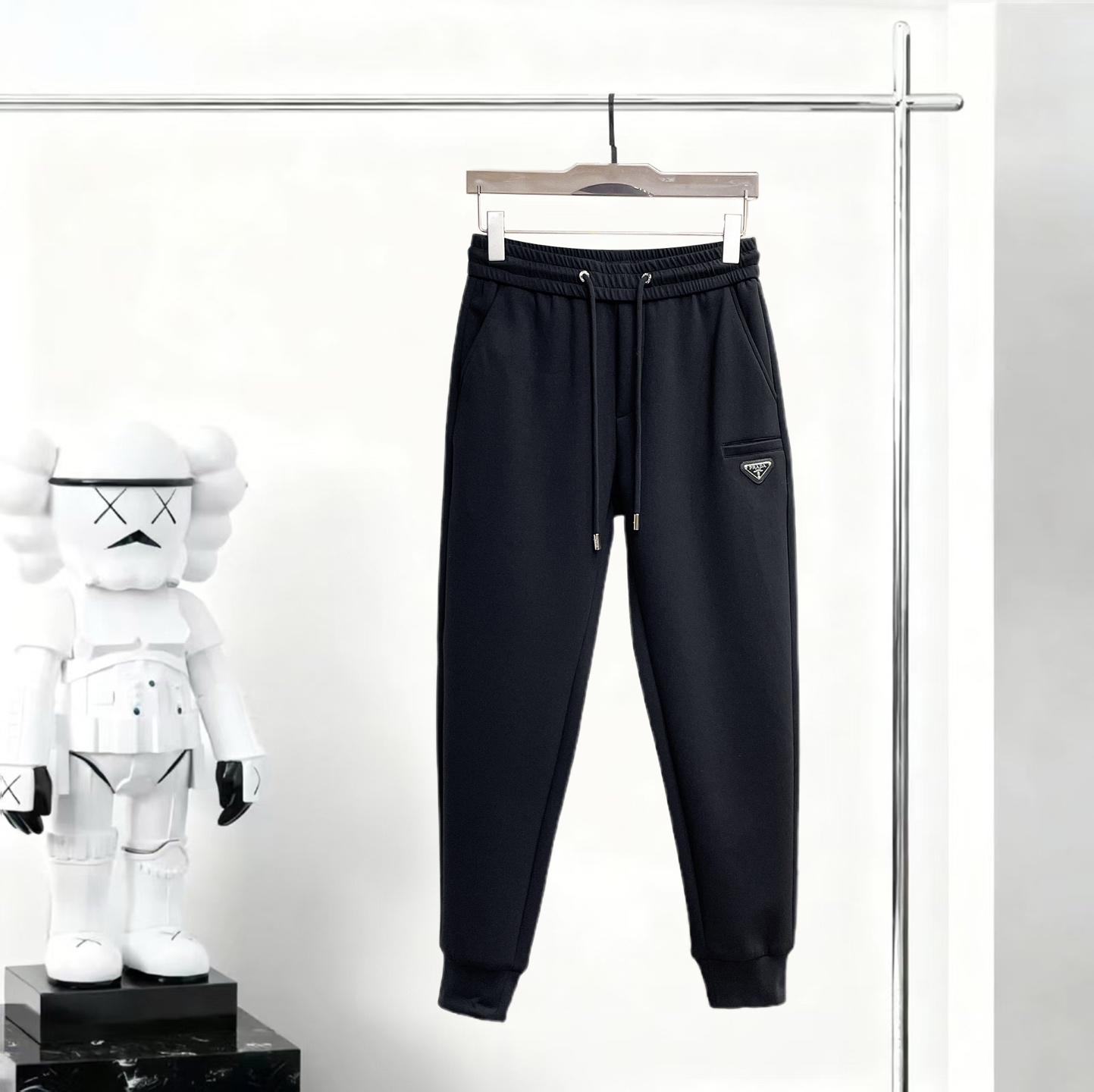 NO:650349,Prada 2025 new autumn and winter casual pants!  On sale simultaneously on the official website. Brand classic LOGO casual pants, customized fabrics, excellent comfort, strong touch. Highly recognizable, perfect appearance and craftsmanship. Sizes M-3XL, prada, alexander wang19860909普拉达2025秋冬新款休闲裤！官网同步发售.品牌经典LOGO休闲裤 ,定制面料,舒适度极好,手触感强烈.辨识度极高,完美品相工艺. 尺码M-3XL,,prada,alexander wang,Men's clothing