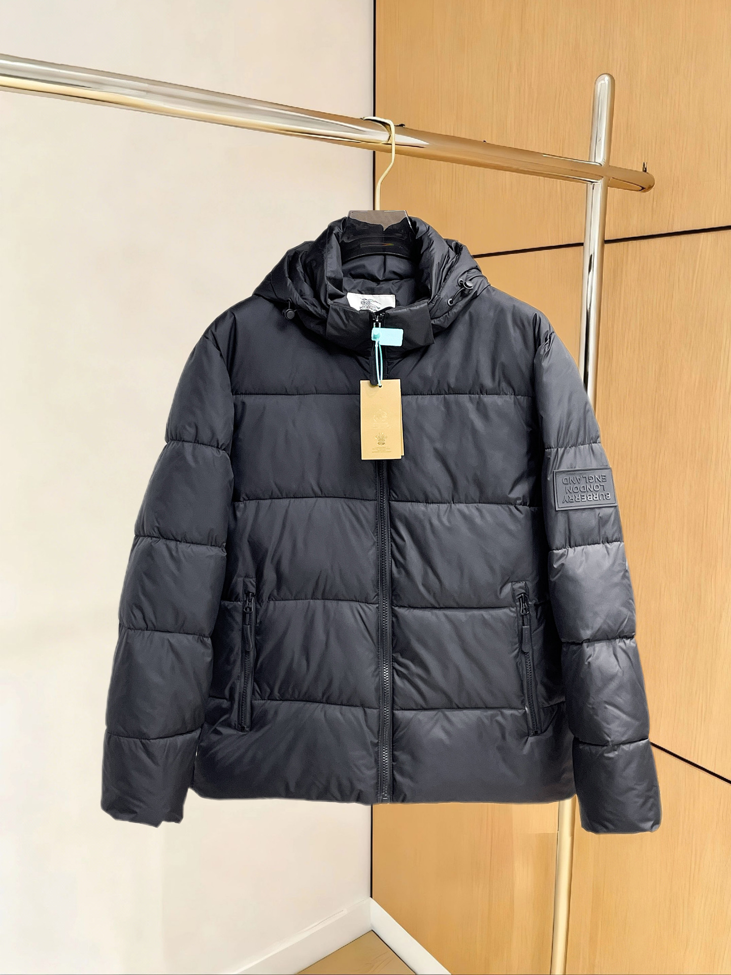 NO:730196,Burberry's new three-standard 2025 winter down jackets are supported for exchange after the year. The new products on the show are in perfect condition, comfortable and warm, with full and attractive colors. The very outstanding design easily enhances the sense of fashion. The workmanship is extremely sophisticated and rigorous, and the wiring is neat and meticulous!  A masterpiece from a famous designer!  The upper body does not look bloated and is super handsome!  Available sizes M ~ XXXL,,burberry,jackets & coats,down jacket,19860909支持年后退换巴宝莉三标齐全2025冬季新款羽绒棉服外套,秀场新品品相非常完美,舒适保暖,色泽饱满诱人,非常出彩的设计,轻松将时髦感进阶,做工极为考究严谨,走线工整细致！大牌设计师巨作！上身不显臃肿、超级帅气！现货码数M ～ XXXL,,burberry,jackets & coats,down jacket,,Men's clothing