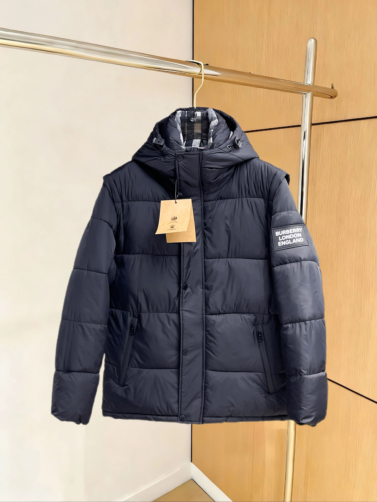 NO:730205,Burberry's new three-standard 2025 winter down jackets are supported for exchange after the year. The new products on the show are in perfect condition, comfortable and warm, with full and attractive colors. The very outstanding design easily enhances the sense of fashion. The workmanship is extremely sophisticated and rigorous, and the wiring is neat and meticulous!  A masterpiece from a famous designer!  The upper body does not look bloated and is super handsome!  Available sizes M ~ XXXL,,burberry,jackets & coats,down jacket,19860909支持年后退换巴宝莉三标齐全2025冬季新款羽绒棉服外套,秀场新品品相非常完美,舒适保暖,色泽饱满诱人,非常出彩的设计,轻松将时髦感进阶,做工极为考究严谨,走线工整细致！大牌设计师巨作！上身不显臃肿、超级帅气！现货码数M ～ XXXL,,burberry,jackets & coats,down jacket,,Men's clothing