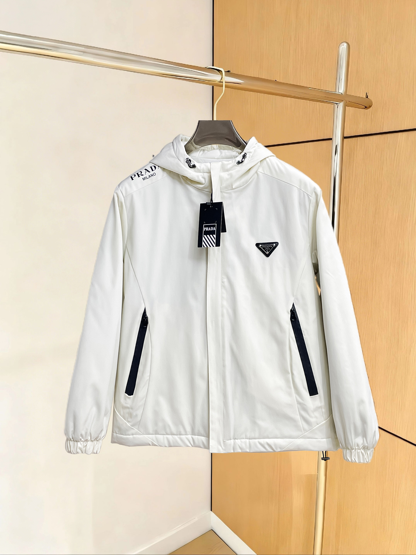 NO:730211,Prada’s three-standard 2025 winter new down jacket is supported for exchange after the year. The new product on the show is in perfect condition, comfortable and warm, with full and attractive colors. It is a very outstanding design that can easily enhance the sense of fashion. The workmanship is extremely sophisticated and rigorous, and the wiring is neat and meticulous!  A masterpiece from a famous designer!  The upper body does not look bloated and is super handsome!  Available sizes M ~ XXXL,,prada,jackets & coats,down jacket,19860909支持年后退换普拉达三标齐全2025冬季新款羽绒棉服外套,秀场新品品相非常完美,舒适保暖,色泽饱满诱人,非常出彩的设计,轻松将时髦感进阶,做工极为考究严谨,走线工整细致！大牌设计师巨作！上身不显臃肿、超级帅气！现货码数M ～ XXXL,,prada,jackets & coats,down jacket,,Men's clothing