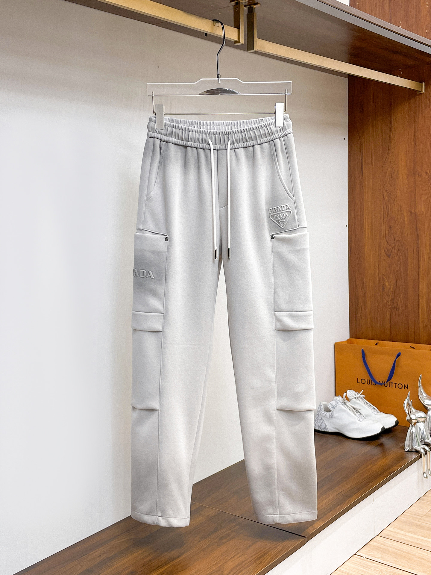 NO:730154,Supports exchange of Prada 2025 autumn and winter new casual pants after the year!  On sale simultaneously on the official website. The brand's classic LOGO casual pants, customized fabrics, extremely comfortable, strong touch. Highly recognizable, perfect appearance and craftsmanship. Sizes M-3XL,, prada,19860909支持年后退换 普拉达 2025秋冬新款休闲裤！官网同步发售.品牌经典LOGO休闲裤 ,定制面料,舒适度极好,手触感强烈.辨识度极高,完美品相工艺. 尺码M-3XL,,prada,,Men's clothing