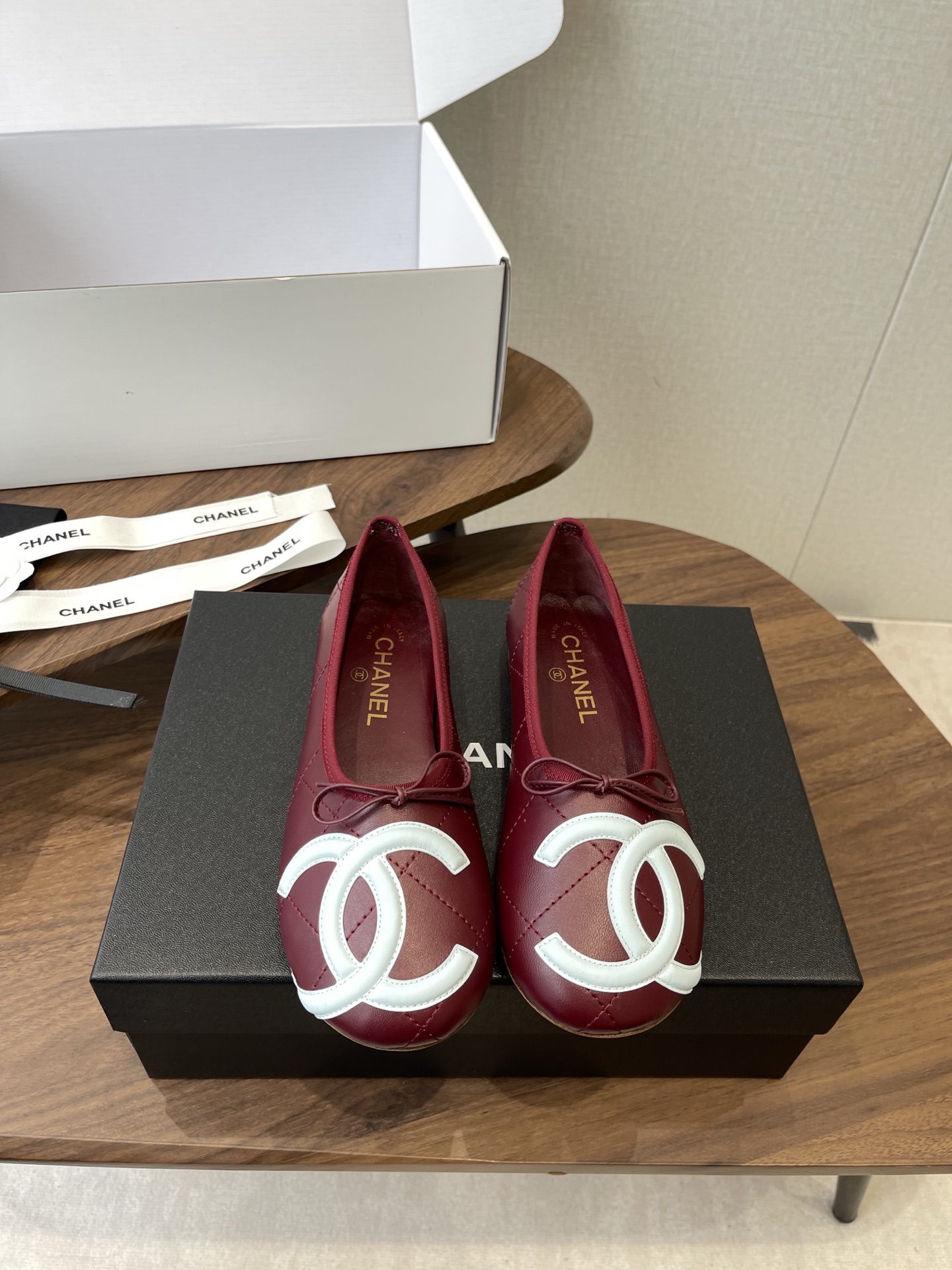 NO:819301,Top quality Chanel Xiaoxiang 26 vintage Kangpeng large CC ballet shoes, extra large double CC, eye-catching, fashionable and fashionable ~ unique and charming, very comfortable on the feet, very cute and good-looking, easy to wear and easy to match!  The foot feel is superb and invincible. Commuting to the ceiling~Whether paired with skirts, trousers, or jeans, paired with piles~super cute and good-looking. Materials and craftsmanship-the upper is made of original customized lambskin. The lining and tiptoe are all imported sheepskin. The sole is imported genuine leather outsole from Italy, size 35-42 (41 42 custom-made, non-refundable), single shoes, chanel, skirts, jeans, sheepskin, Leather soles19860909顶级品质 Chanel 小香26中古康鹏大CC 芭蕾舞鞋 超大双CC 吸晴醒目 洋气时髦～独特又迷人 上脚很舒服,很可爱很好看,既好穿又好搭！ 脚感超一流无敌啊 通勤天花板～无论搭配裙装、裤装、或牛仔裤 配个堆堆祙～超级可爱好看 材质与工艺- 鞋面采用原版定制小羊皮 里衬内里踮脚均为进口羊皮 鞋底意大利进口真皮大底 size35-42（41 42订做不退换),单鞋,chanel,skirts,jeans,sheepskin,Leather soles,Women's Shoes