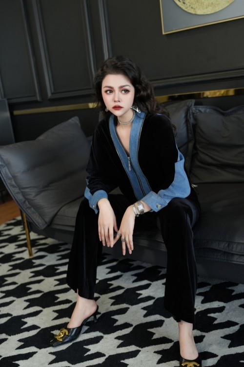 Denim and Velvet Patchwork Jacket - Stylish and Comfortable Outerwear 1 Denim and Velvet Patchwork Jacket - Stylish and Comfortable Outerwear