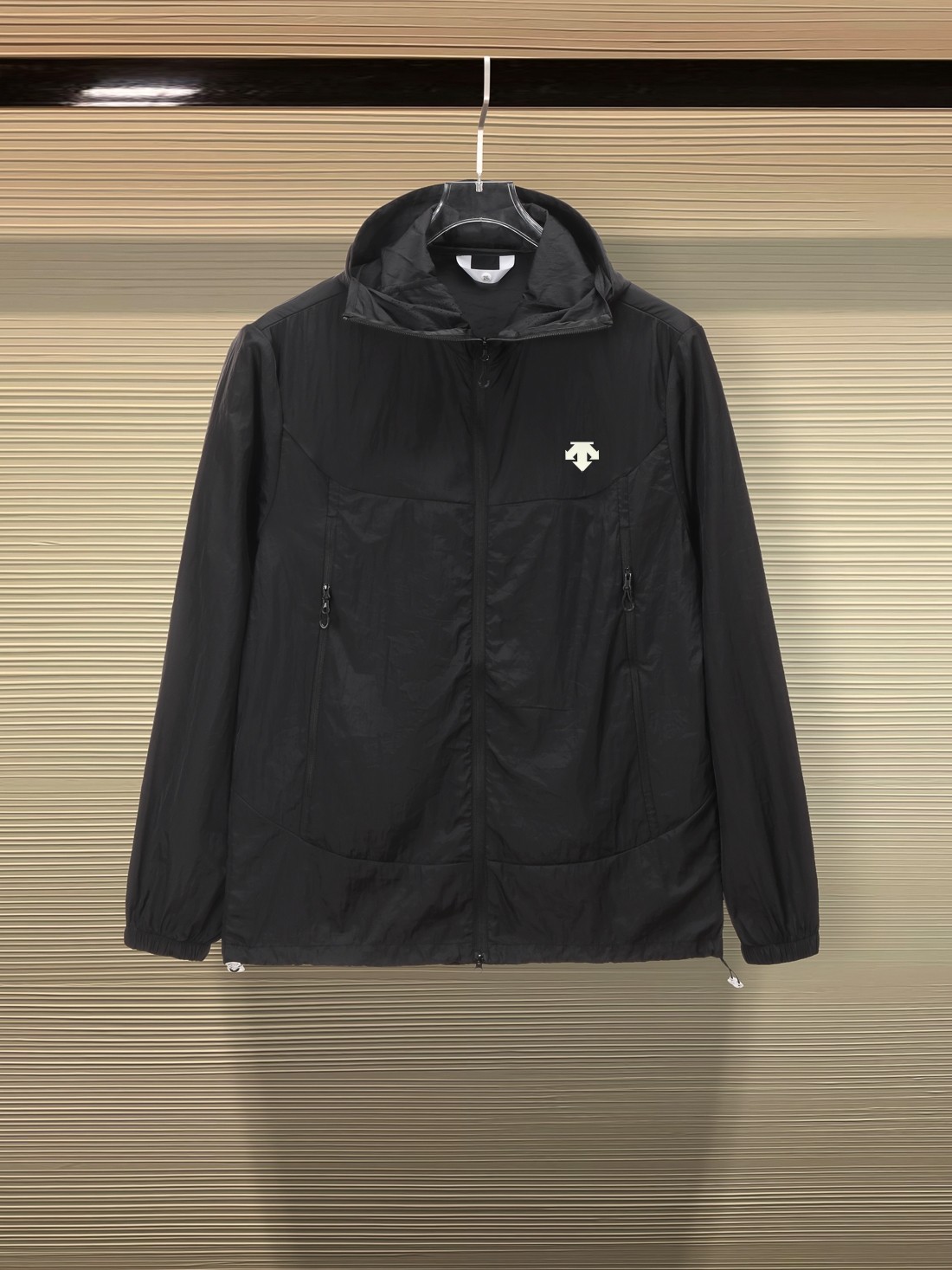 🅿140 DESCENTE*Chaqueta cortavientos con capucha y protección solar con logo clásico e impresión de placa gru…