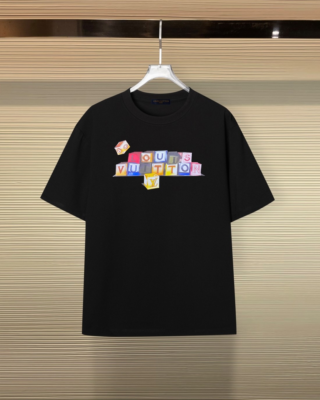 P78 Louis Vuitton*Louis Vuitton camiseta de manga corta clásica con logo de letras en el pecho e impresión exquisita🔥,…