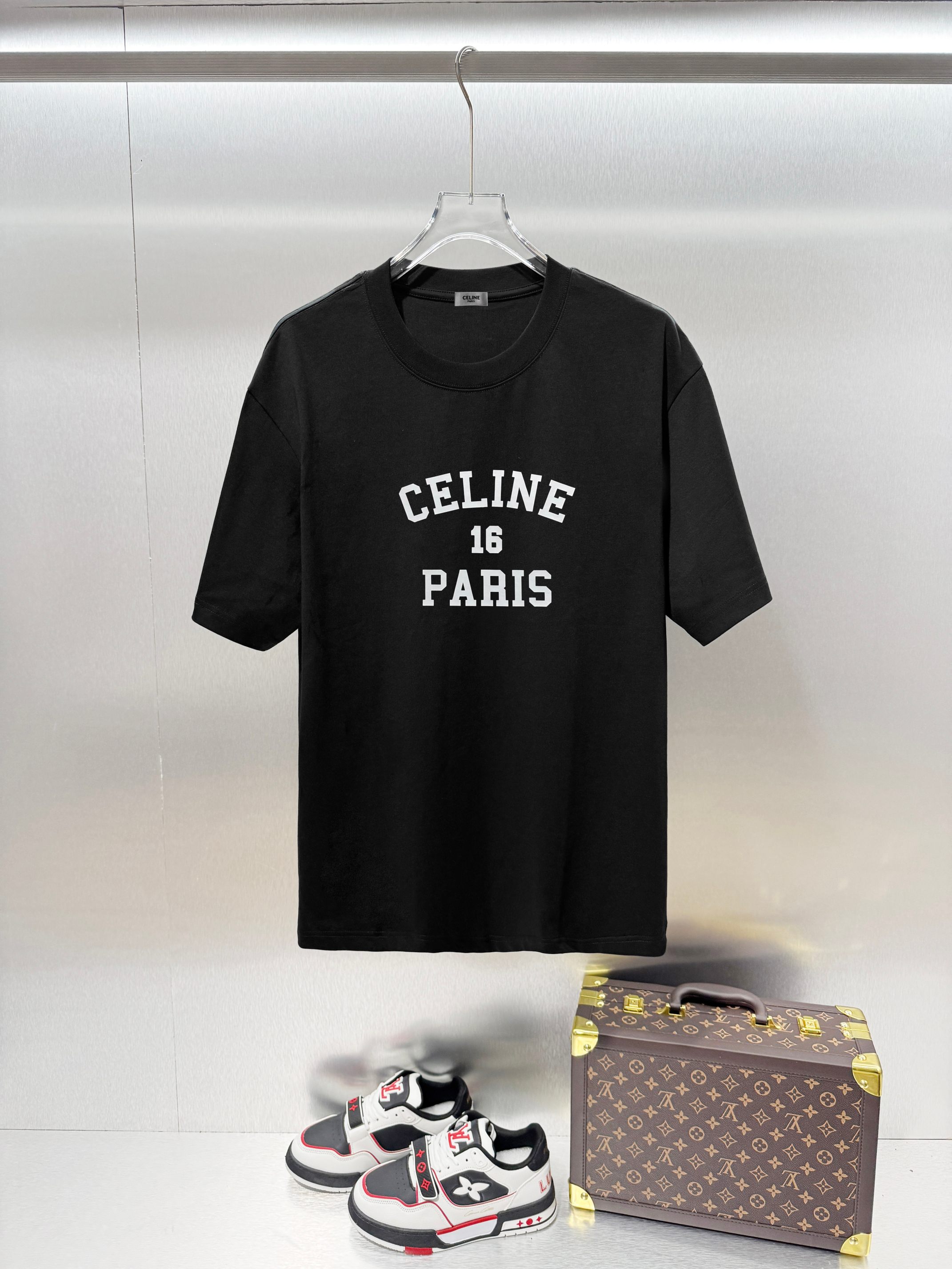 NO:915500,CELINE* Celine's classic short-sleeved T-shirt with beautifully printed letters and logo on the chest, top quality and complete with three standards of craftsmanship ●320 grams of pure cotton ●Pure cotton fabric ●Customized 11 trademarks ●Slightly loose fit ●Sizes S M L XL,,celine,celine,T-shirt,tees,t-shirt,19860909CELINE*赛琳 经典款胸前字母logo精美印花短袖T恤精品顶级品质工艺三标齐全 ●320克纯棉 ● 纯棉面料 ●定制11商标 ●略宽松版型 ●尺码S M L XL,,celine,celine,T-shirt,tees，t-shirt,,Men's clothing