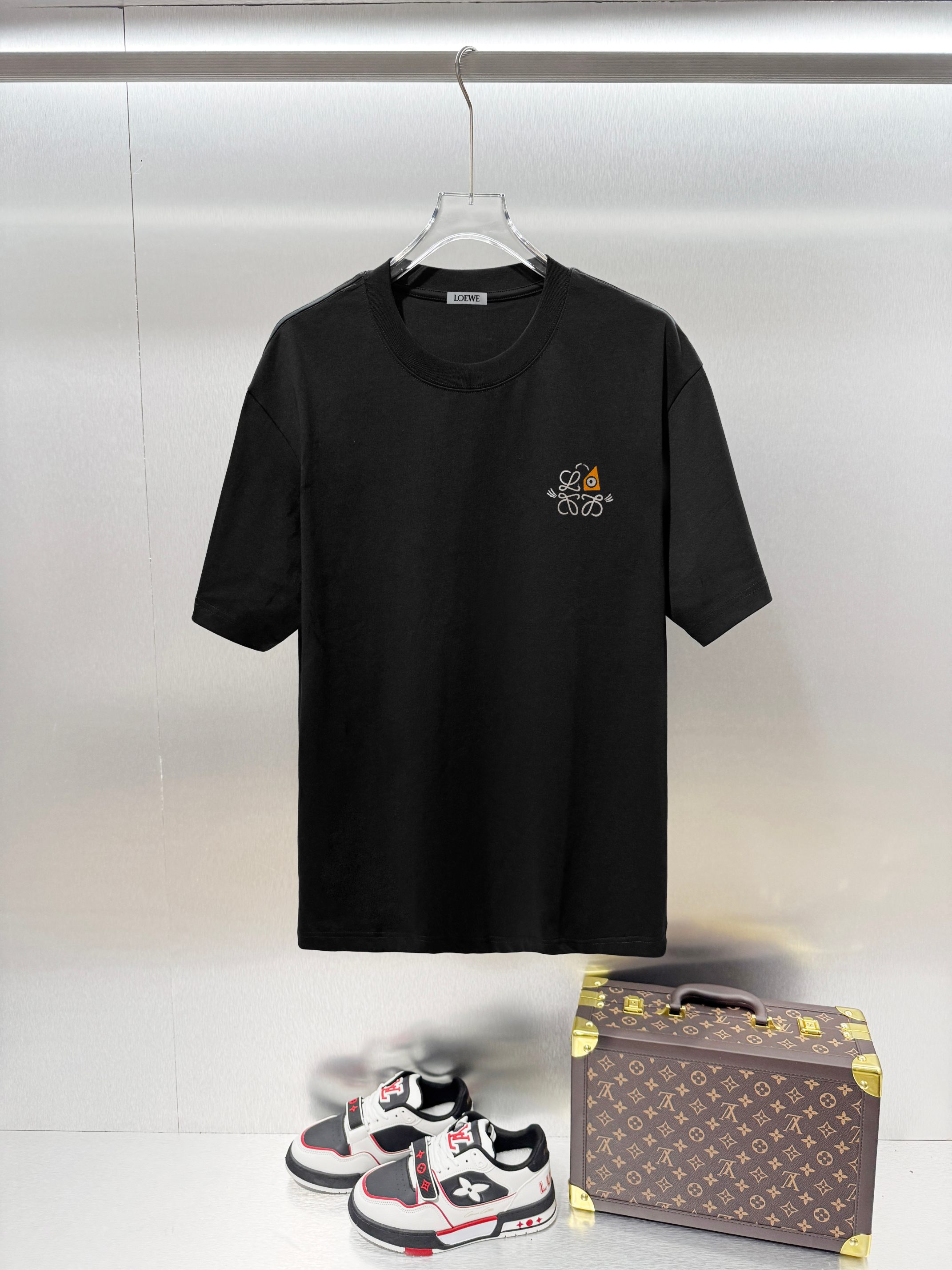 NO:915502,LOEWE*Loewe's classic short-sleeved T-shirt with letter logo embroidery on the chest, top quality and complete three standards of craftsmanship ●320 grams of pure cotton ●Imported embroidery ●Pure cotton fabric ●Customized 11 trademarks ●Slightly loose fit ●Sizes S M L XL,,loewe,loewe,T-shirt,tees,t-shirt,19860909LOEWE*罗意威 经典款胸前字母logo绣花短袖T恤精品顶级品质工艺三标齐全 ●320克纯棉 ●进口刺绣 ● 纯棉面料 ●定制11商标 ●略宽松版型 ●尺码S M L XL,,loewe,loewe,T-shirt,tees，t-shirt,,Men's clothing