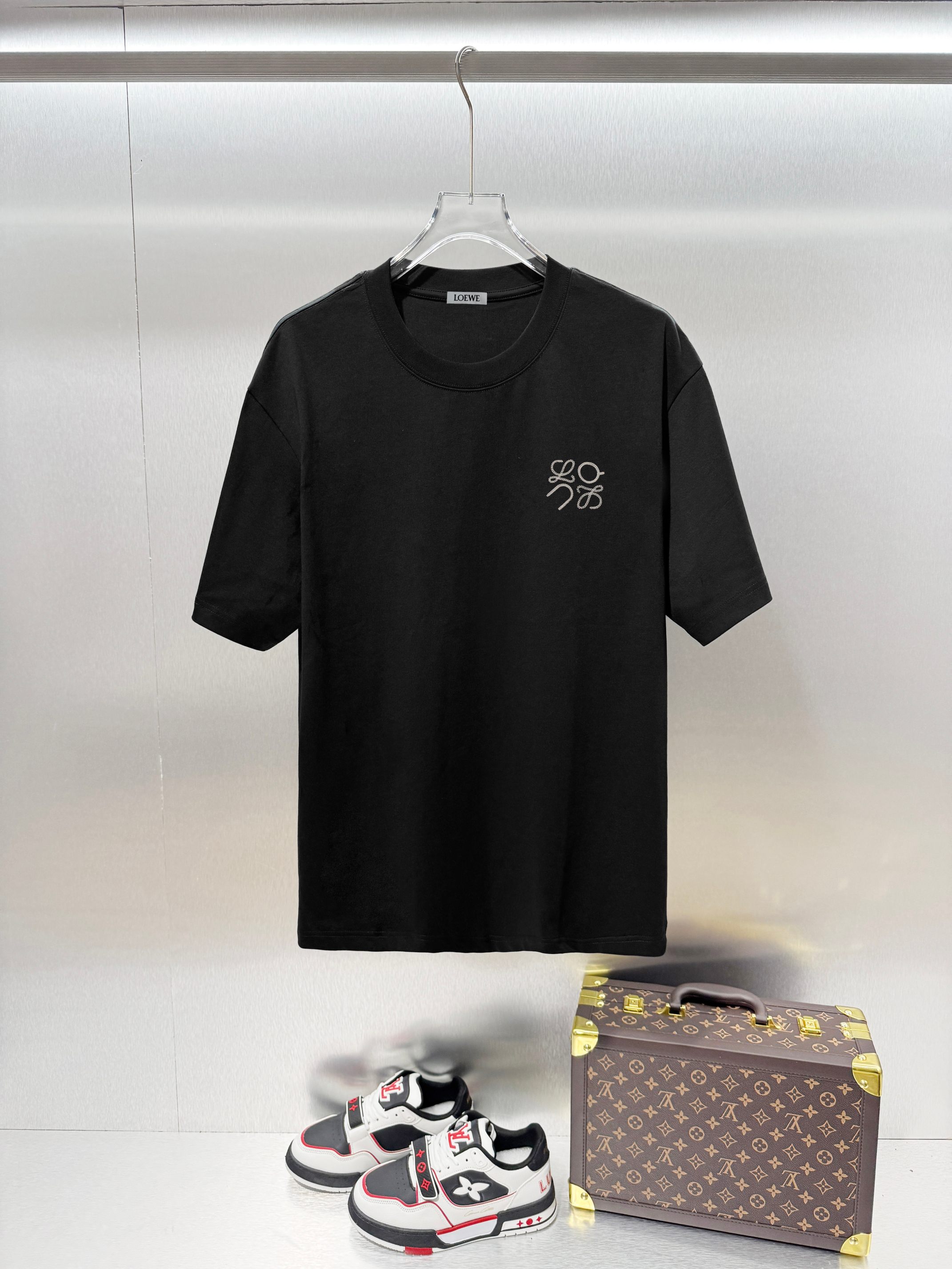 NO:915506,LOEWE*Loewe's classic short-sleeved T-shirt with letter logo embroidery on the chest, top quality and complete three standards of craftsmanship ●320 grams of pure cotton ●Imported embroidery ●Pure cotton fabric ●Customized 11 trademarks ●Slightly loose fit ●Sizes S M L XL,,loewe,loewe,T-shirt,tees,t-shirt,19860909LOEWE*罗意威 经典款胸前字母logo绣花短袖T恤精品顶级品质工艺三标齐全 ●320克纯棉 ●进口刺绣 ● 纯棉面料 ●定制11商标 ●略宽松版型 ●尺码S M L XL,,loewe,loewe,T-shirt,tees，t-shirt,,Men's clothing