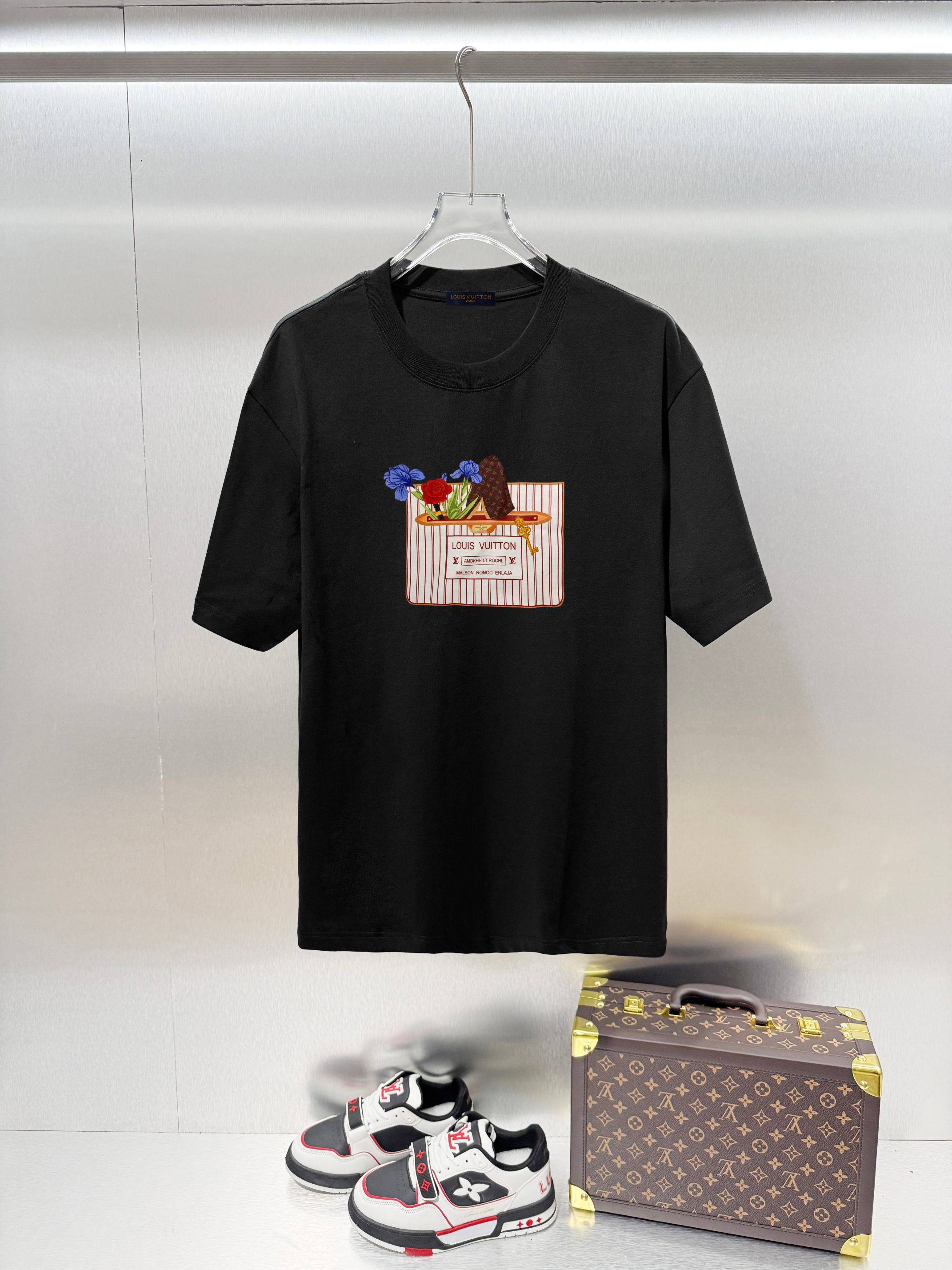 NO:915508,Louis Vuitton*Louis Vuitton classic short-sleeved T-shirt with beautifully printed letter logo on the chest, top quality and complete three standards of craftsmanship ●320 grams of pure cotton ●Pure cotton fabric ●Customized 11 trademarks ●Slightly loose fit ●Sizes S M L XL,, louis vuitton, louis vuitton, T-shirt, tees, t-shirt,19860909Louis Vuitton*路易威登 经典款胸前字母logo精美印花短袖T恤精品顶级品质工艺三标齐全 ●320克纯棉 ● 纯棉面料 ●定制11商标 ●略宽松版型 ●尺码S M L XL,,louis vuitton,louis vuitton,T-shirt,tees，t-shirt,,Men's clothing
