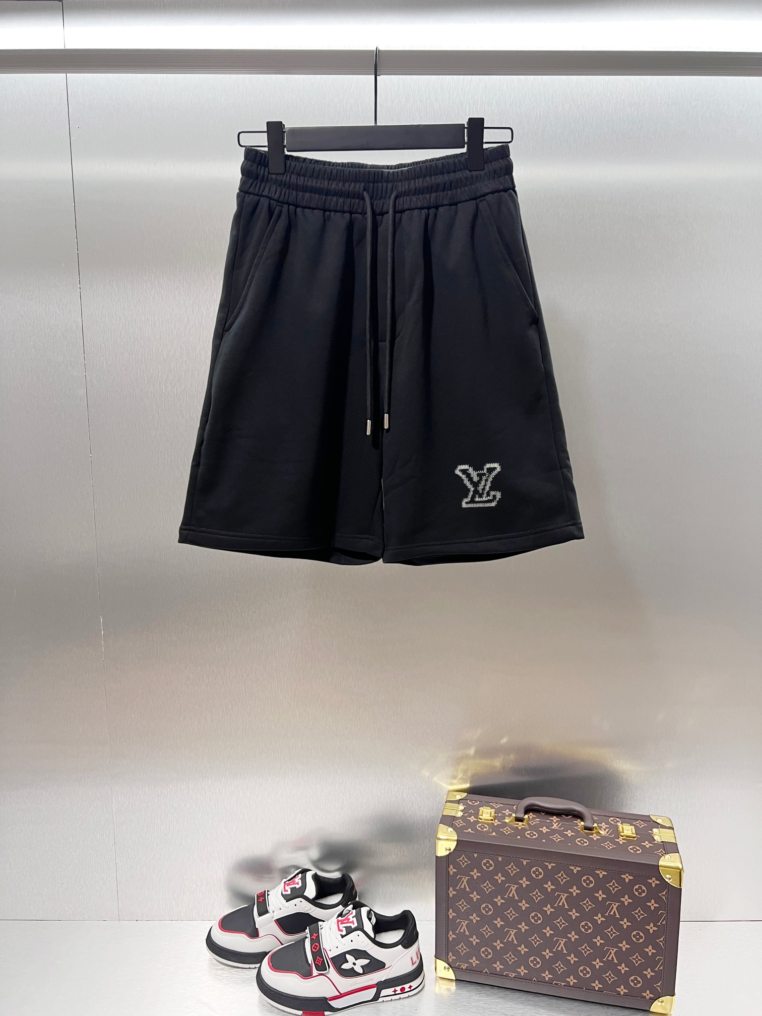 NO:915514,Louis Vuitton*Louis Vuitton classic trouser legs with letter logo and exquisite embroidered drawstring casual shorts with top quality craftsmanship and complete three standards ●Customized terry cotton ●Weight 380 ●Embroidery technology ●Customized 11 trademarks ●Elastic + drawstring adjustable waistband ●Normal fit ●Sizes S M L XL,, louis vuitton, louis vuitton, shorts,19860909Louis Vuitton*路易威登 经典款裤腿字母Logo精美刺绣抽绳休闲短裤精品顶级品质工艺三标齐全 ●定制毛圈棉 ●克重380 ●绣花工艺 ●定制11商标 ●松紧+抽绳可调节腰带 ●正常版型 ●尺码S M L XL,,louis vuitton,louis vuitton,shorts,,Men's clothing