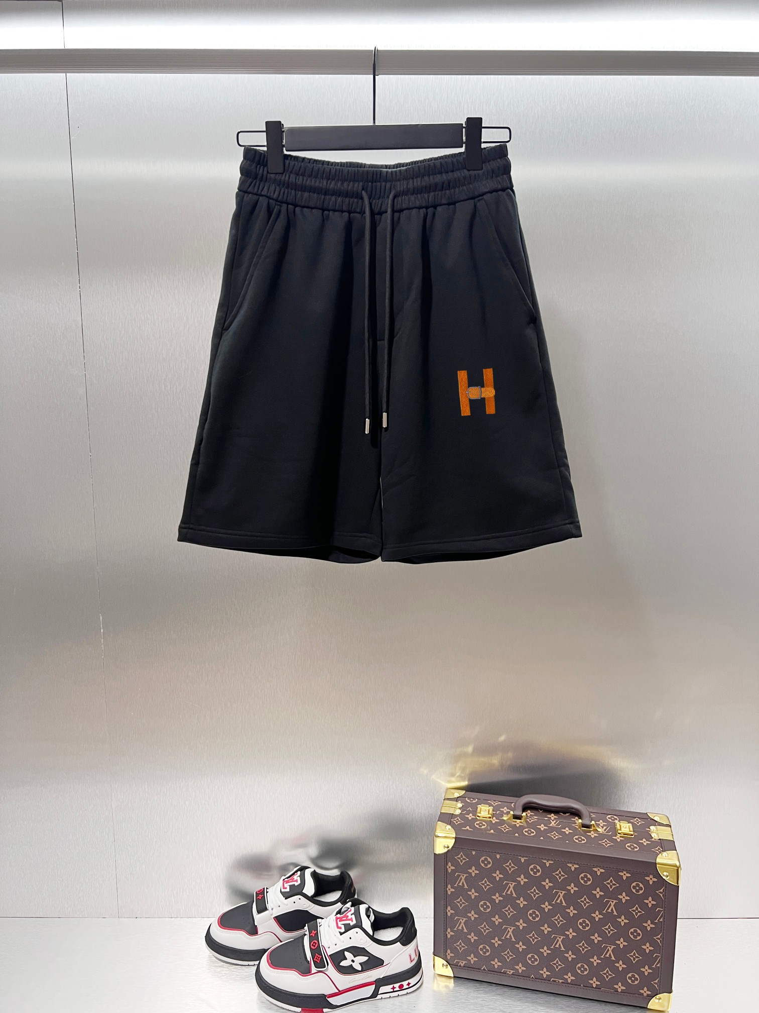 NO:915516,HERMES* Hermès classic trouser leg letter logo exquisite embroidered drawstring casual shorts boutique top quality craftsmanship complete with three standards ●Customized terry cotton ●Weight 380 ●Embroidery technology ●Customized 11 trademarks ●Elastic + drawstring adjustable waistband ●Normal fit ●Size S M L XL,,hermes,hermes,shorts,19860909HERMES*爱马仕 经典款裤腿字母Logo精美刺绣抽绳休闲短裤精品顶级品质工艺三标齐全 ●定制毛圈棉 ●克重380 ●绣花工艺 ●定制11商标 ●松紧+抽绳可调节腰带 ●正常版型 ●尺码S M L XL,,hermes,hermes,shorts,,Men's clothing