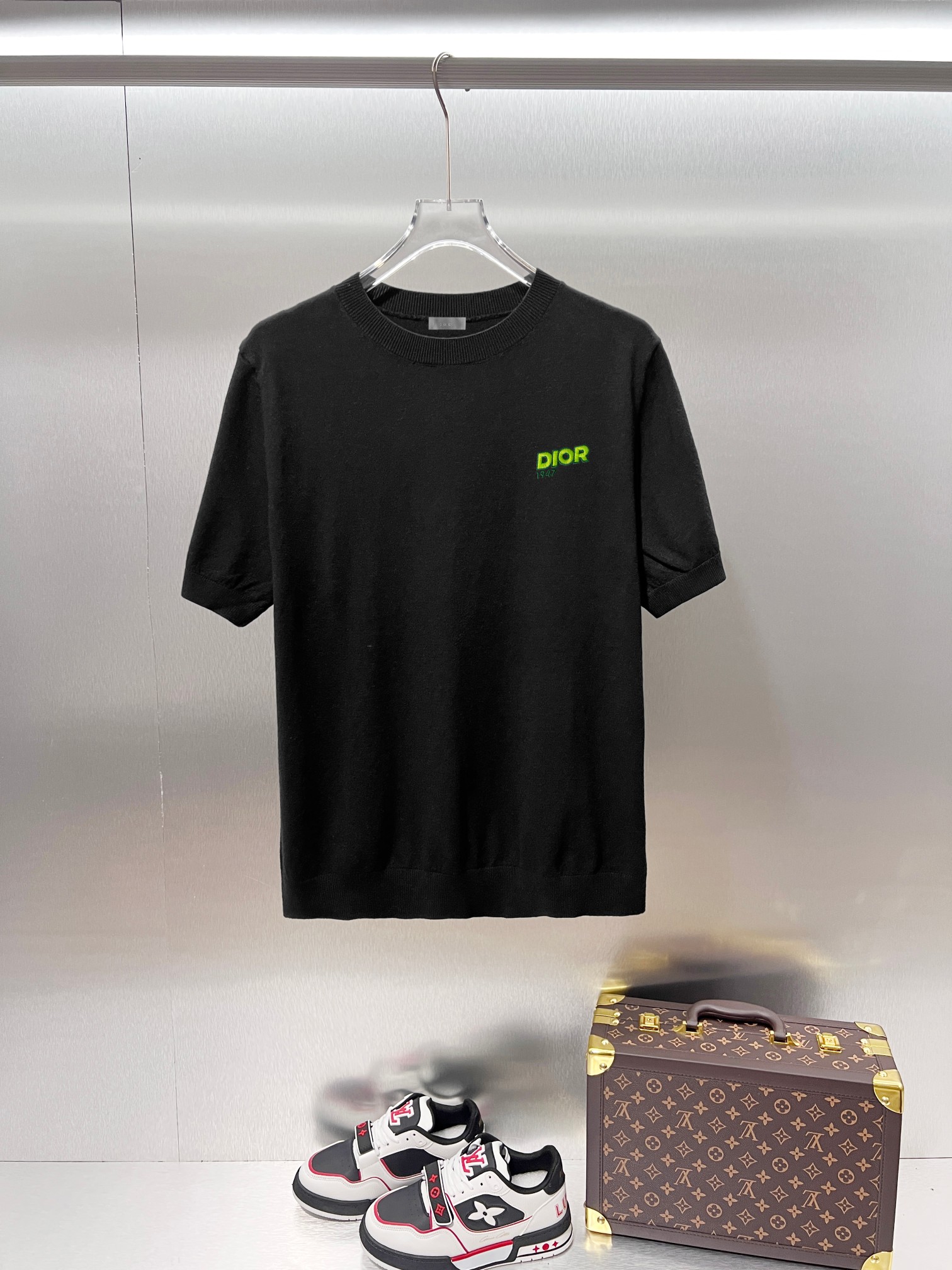 NO:915511,DIOR*Dior Classic short-sleeved sweater T-shirt with beautifully embroidered letter logo on the chest, top-quality craftsmanship, complete with three standards ●Wool cotton blend ●Weight 350 ●Embroidery technology ●Customized 11 trademarks ●Normal version ●Size M L XL XXL XXXL,, dior, dior, T-shirt, tees, t-shirt,19860909DIOR*迪奥 经典款胸前字母logo精美刺绣短袖针织衫T恤精品顶级品质工艺三标齐全 ●羊毛棉纶混纺 ●克重350 ●绣花工艺 ●定制11商标 ●正常版型 ●尺码M L XL XXL XXXL,,dior,dior,T-shirt,tees，t-shirt,,Men's clothing