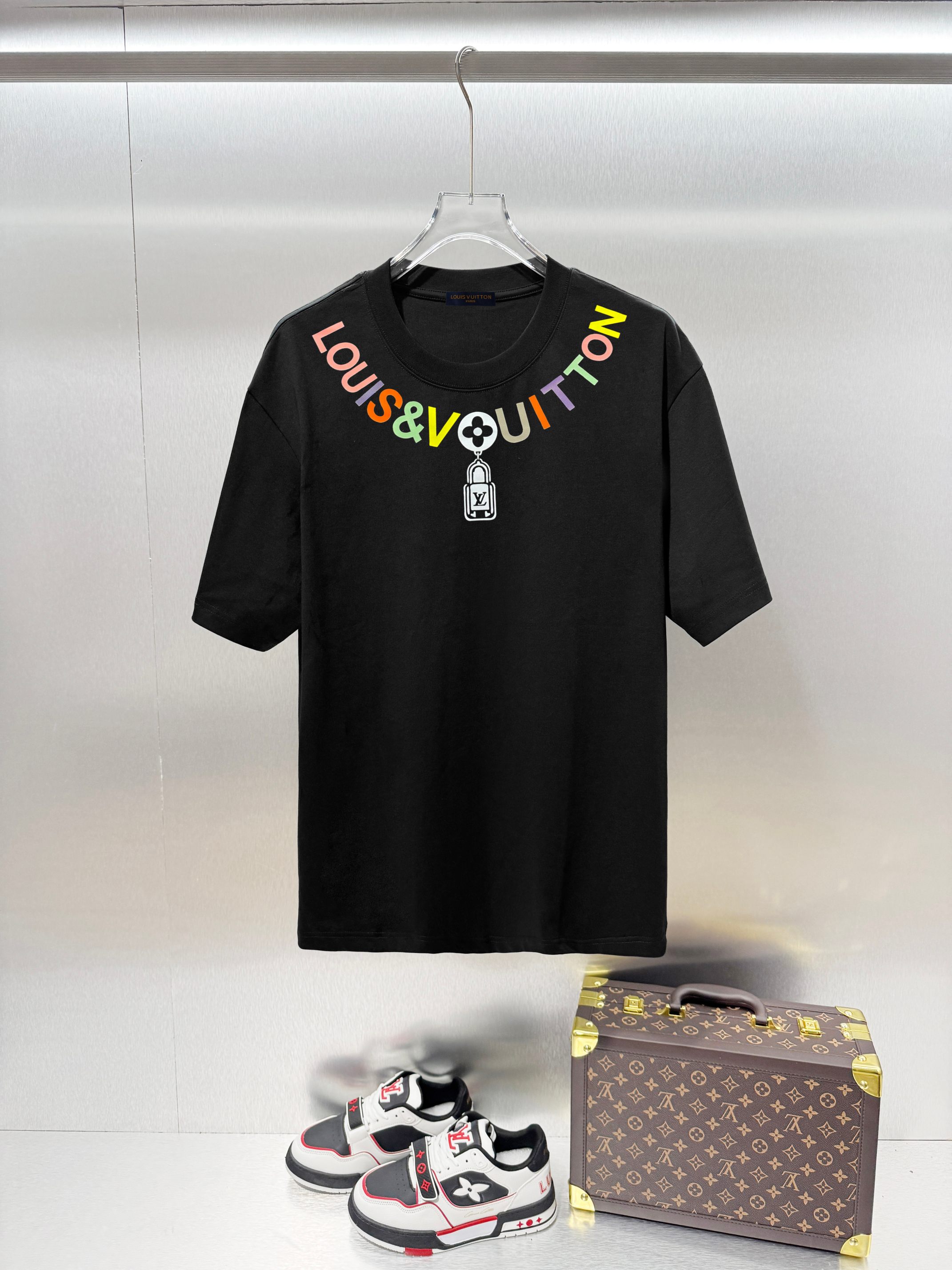 P78 Louis Vuitton*Louis Vuitton camiseta de manga corta clásica con logo de letras en el pecho e impresión exquisita🔥,…