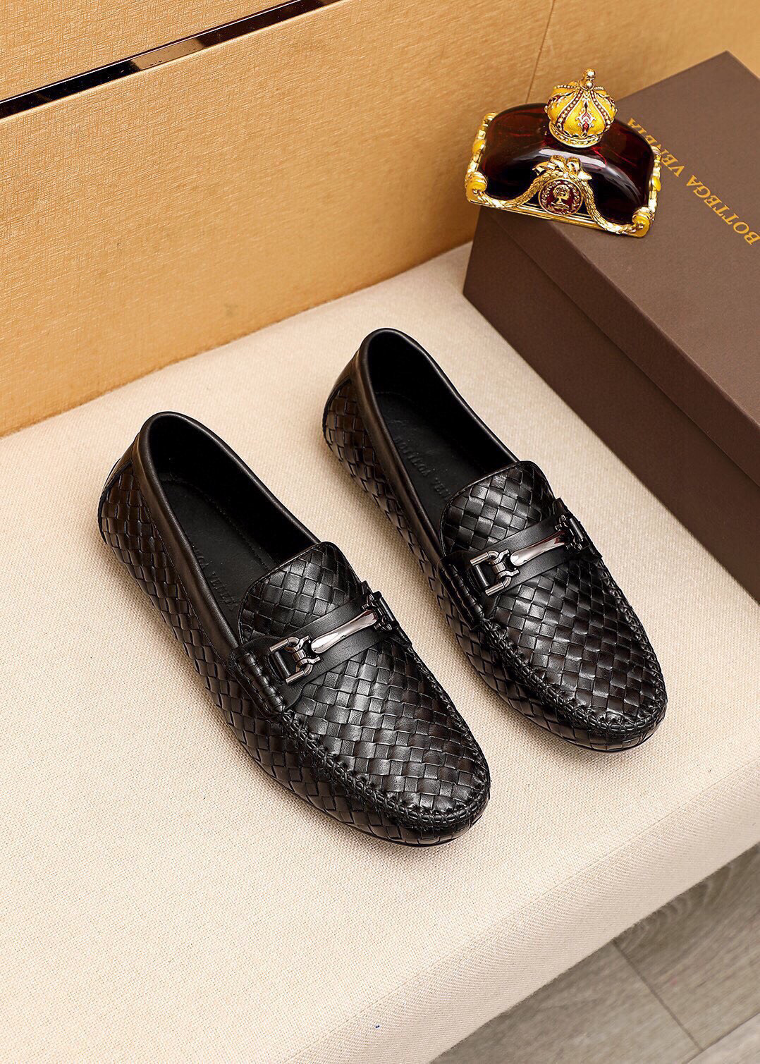 NO:347548,BV men's foot shoes [BOTTEGA VENETA] official website counter new model 1-to-one opening mold Italian calfskin pure hand-woven cowhide inner lining. driving foot shoes Counter synchronization Size 38～44 (45 customization),,bottega veneta,bottega veneta,cowhide19860909BV男士套脚鞋【BOTTEGA VENETA】官网专柜新款 一比一开模 意大利小牛皮纯手工编织牛皮内里.开车套脚便鞋 专柜同步 尺码 38～44(45订制）,,bottega veneta,bottega veneta,cowhide,Men's shoes