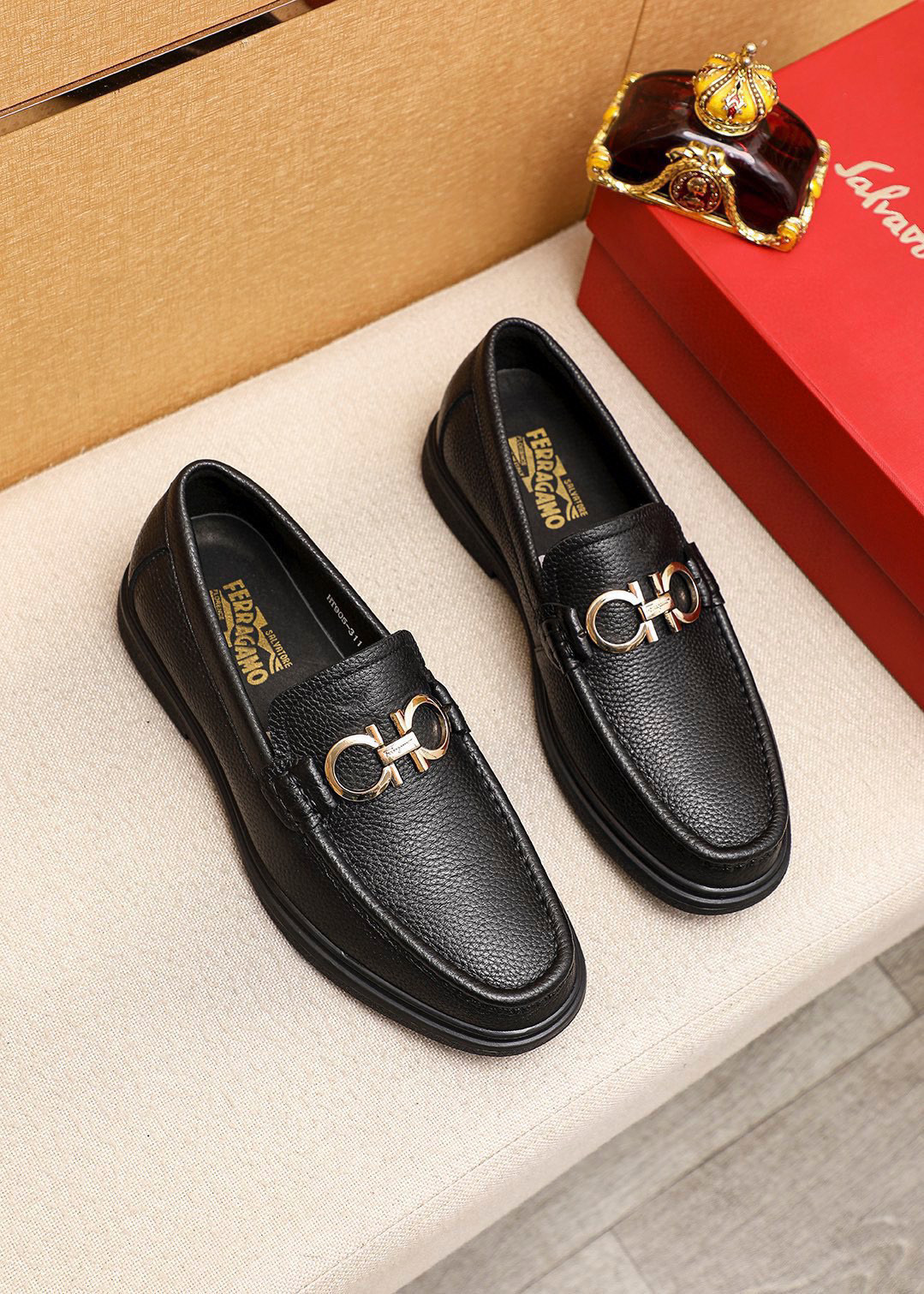 NO:574497,Product trademark Ferragamo 'Ferragamo' casual leather shoes. Regular size: 38-44 (customized at 38.45) Product material selection: imported first-layer pebbled cowhide leather upper + luxury hardware buckle, imported water-dyed cowhide lining. Strong three-dimensional visual effect, rubber outsole 2 colors available, ferragamo, ferragamo, cowhide19860909商品商标Ferragamo「 菲拉格慕」休闲皮鞋 正码码数:38-44（38.45订制） 商品材料精选 进口头层荔枝纹牛皮鞋面+奢华五金扣,进口水染牛皮内里.强烈立体视觉效果,橡胶大底 颜 色2色可选,,ferragamo,ferragamo,cowhide,Men's shoes