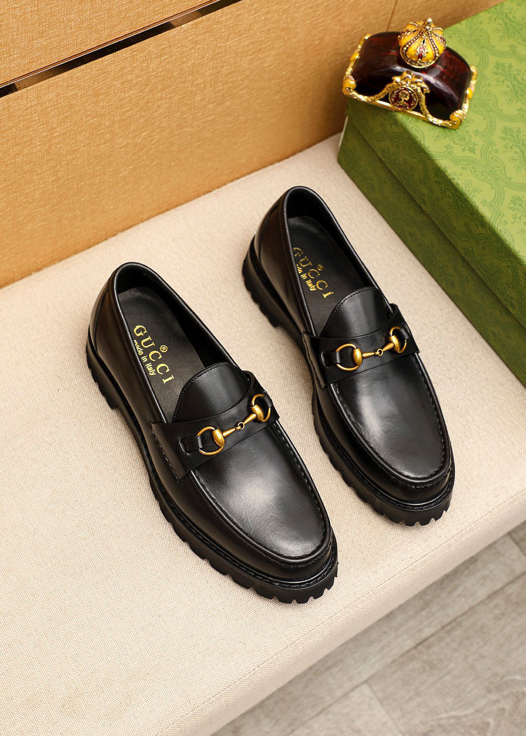 NO:574500,Product trademark GUCCI 'Gucci' casual leather shoes. Regular size: 39-44 (customized at 38.45) Product material selection: imported first-layer calfskin upper + classic hardware buckle, imported water-dyed cowhide lining. Strong three-dimensional visual effect, foam outsole, 2 colors available, gucci, gucci, cowhide19860909商品商标GUCCI「 古驰」休闲皮鞋 正码码数:39-44（38.45订制） 商品材料精选 进口头层小牛皮鞋面+经典五金扣,进口水染牛皮内里.强烈立体视觉效果,发泡大底 颜 色2色可选,,gucci,gucci,cowhide,Men's shoes