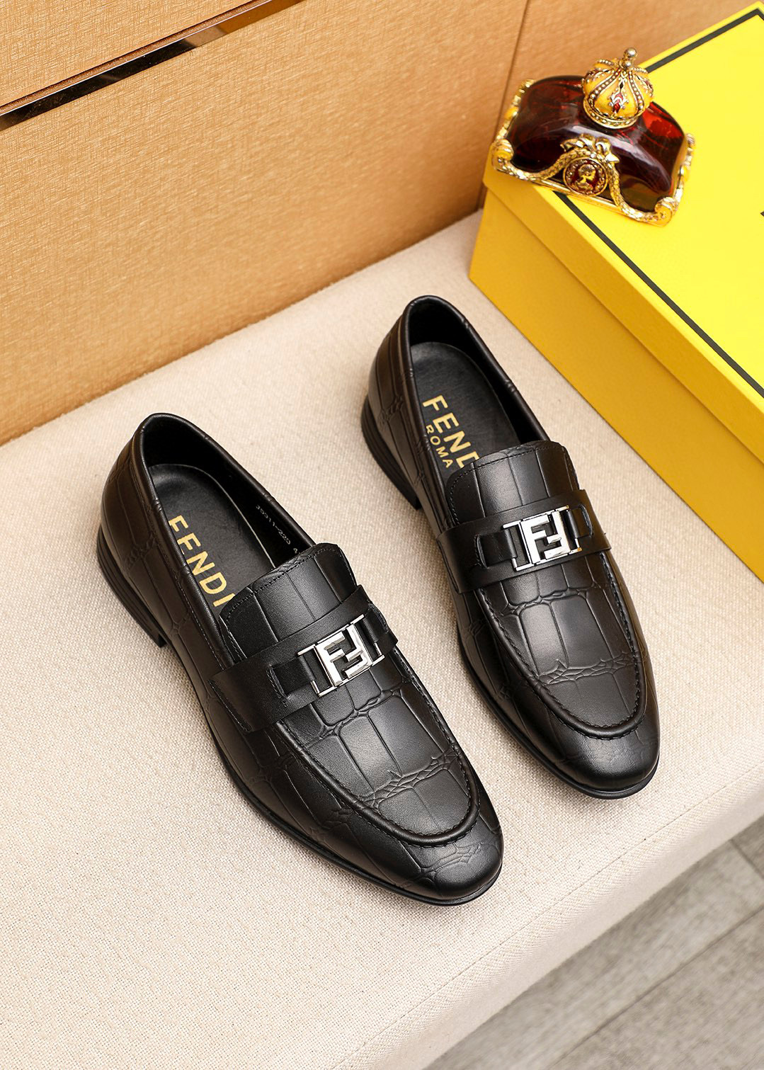 NO:351545,Product trademark FENDI [Fendi] casual leather shoes. Positive code: 39-44 (38.45 customized) Product materials selection Imported top layer calfskin embossed upper + luxury hardware buckle, imported cowhide inner. Strong three-dimensional visual effect, original outsole color 1 color available, fendi, fendi, cowhide19860909商品商标FENDI【芬迪】休闲皮鞋 正码码数:39-44（38.45订制） 商品材料精选 进口头层小牛皮压花鞋面+奢华五金扣,进口牛皮内里.强烈立体视觉效果,原版大底 颜 色1色可选,,fendi,fendi,cowhide,Men's shoes