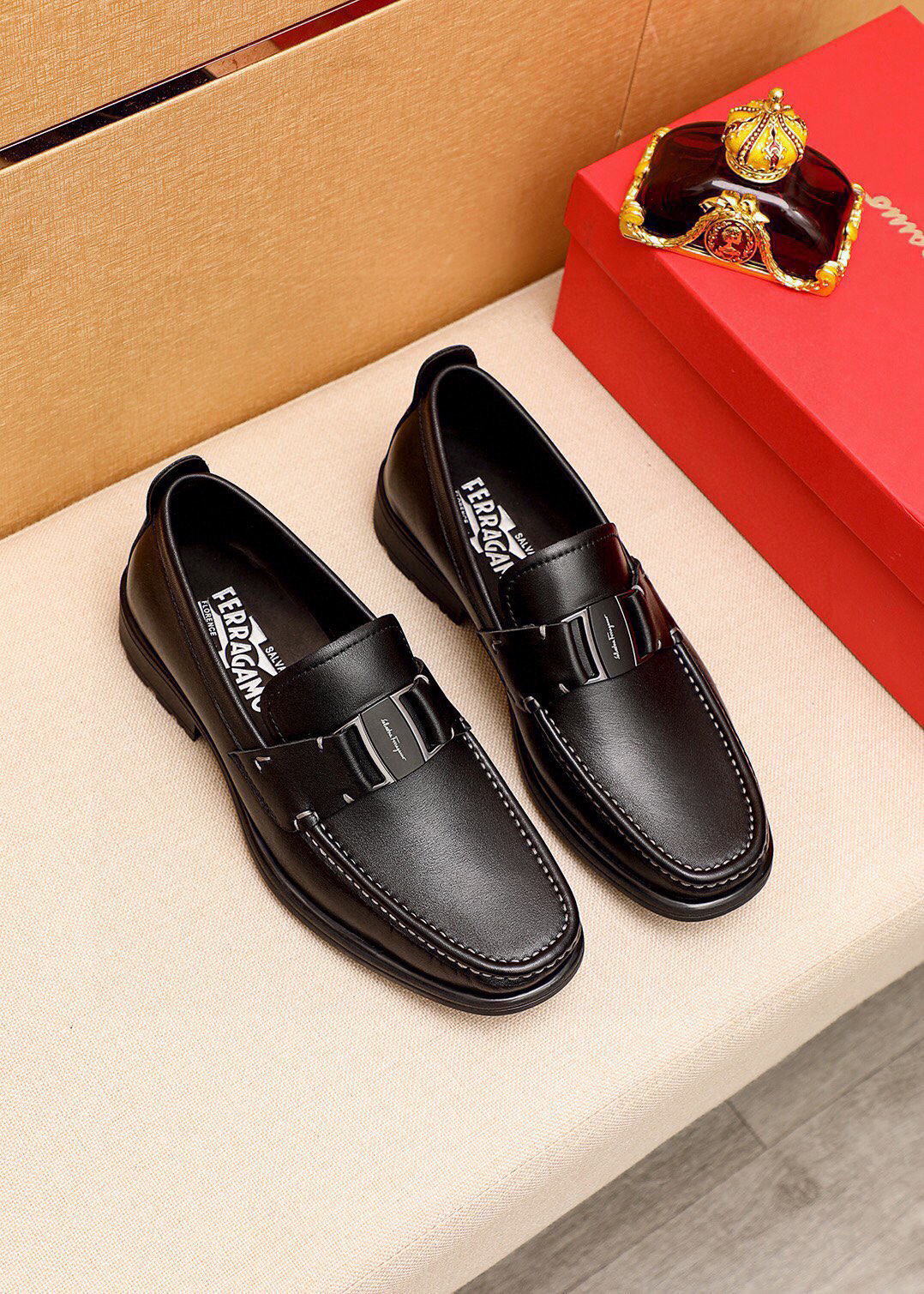 NO:351667,Top quality counter purchasing agent Ferragamo!  2025 men's formal leather shoes!  Pure and high quality can be compared 1:1!  Fabric imported from Italy original custom-made calfskin, all imported water-dyed cowhide inside!  The counter is available at the same time, and the soles are imported from Dongguan!  Original special supply original base is super comfortable, original order goods, high quality, you can enter and exit the counter at will, welcome to compare the counter synchronous code, positive code 38–44 (45 customized), ferragamo, cowhide19860909专柜品质顶级代购菲拉格慕爆款！2025男士正装皮鞋！纯正高品质可1:1比较！面料意大利进口原版定制头层小牛皮,内里全进口水染牛皮里垫！专柜同步发售,鞋底东莞进口橡胶大底！原厂特供原版底超级舒适,原厂跟单货,高品质,可随意进出专柜,欢迎对比专柜同步,正码38–44(45订制）,,ferragamo,cowhide,Men's shoes