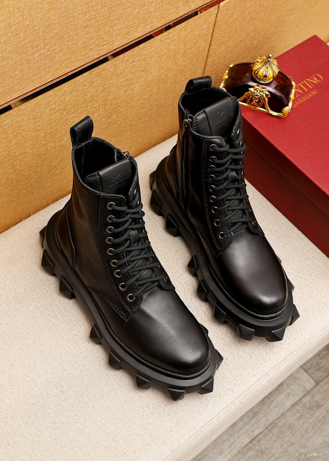 NO:344453,[Valentino] Original list The latest model on the official website, the latest fashionable and casual high-top upper uses imported high-quality original calfskin, cowhide inner lining, very stylish, personalized and fashionable rubber wear-resistant sole, real-life shooting is better looking, size 39-44 (customized by 38.45), valentino, cowhide19860909【华伦天奴】原单 官网最新款 ,最新時尚休闲高帮鞋面選用进口上等原版头层小牛皮,牛皮内里,上脚非常有型,个性时尚橡膠耐磨大底,实物拍摄實物更好看,码数39-44（38.45定做）,,valentino,cowhide,Men's shoes