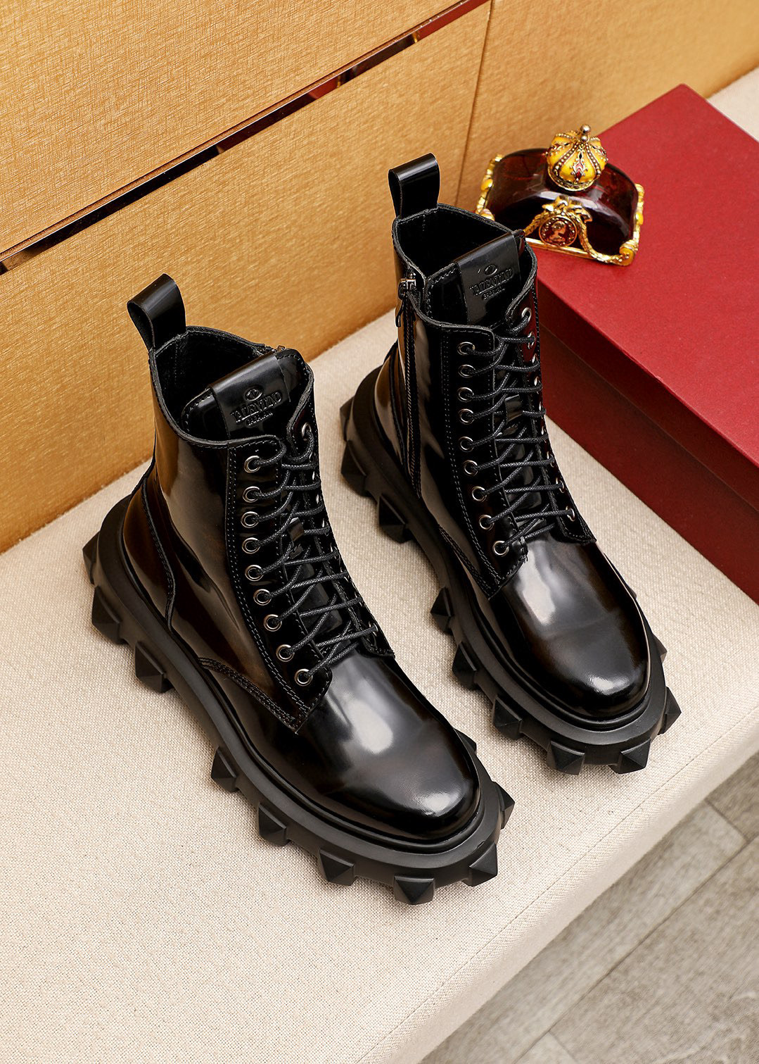 NO:588201,[Valentino] Original order, the latest model from the official website, the latest fashionable casual high-top shoe upper is made of imported high-quality original first-layer open-edge beads, cowhide lining, the upper foot is very stylish, personalized and fashionable rubber wear-resistant outsole, the real thing looks better when photographed, the size is 39-44 (customized at 38.45), valentino19860909【华伦天奴】原单 官网最新款 ,最新時尚休闲高帮鞋面選用进口上等原版头层开边珠,牛皮内里,上脚非常有型,个性时尚橡膠耐磨大底,实物拍摄實物更好看,码数39-44（38.45定做）,,valentino,Men's shoes