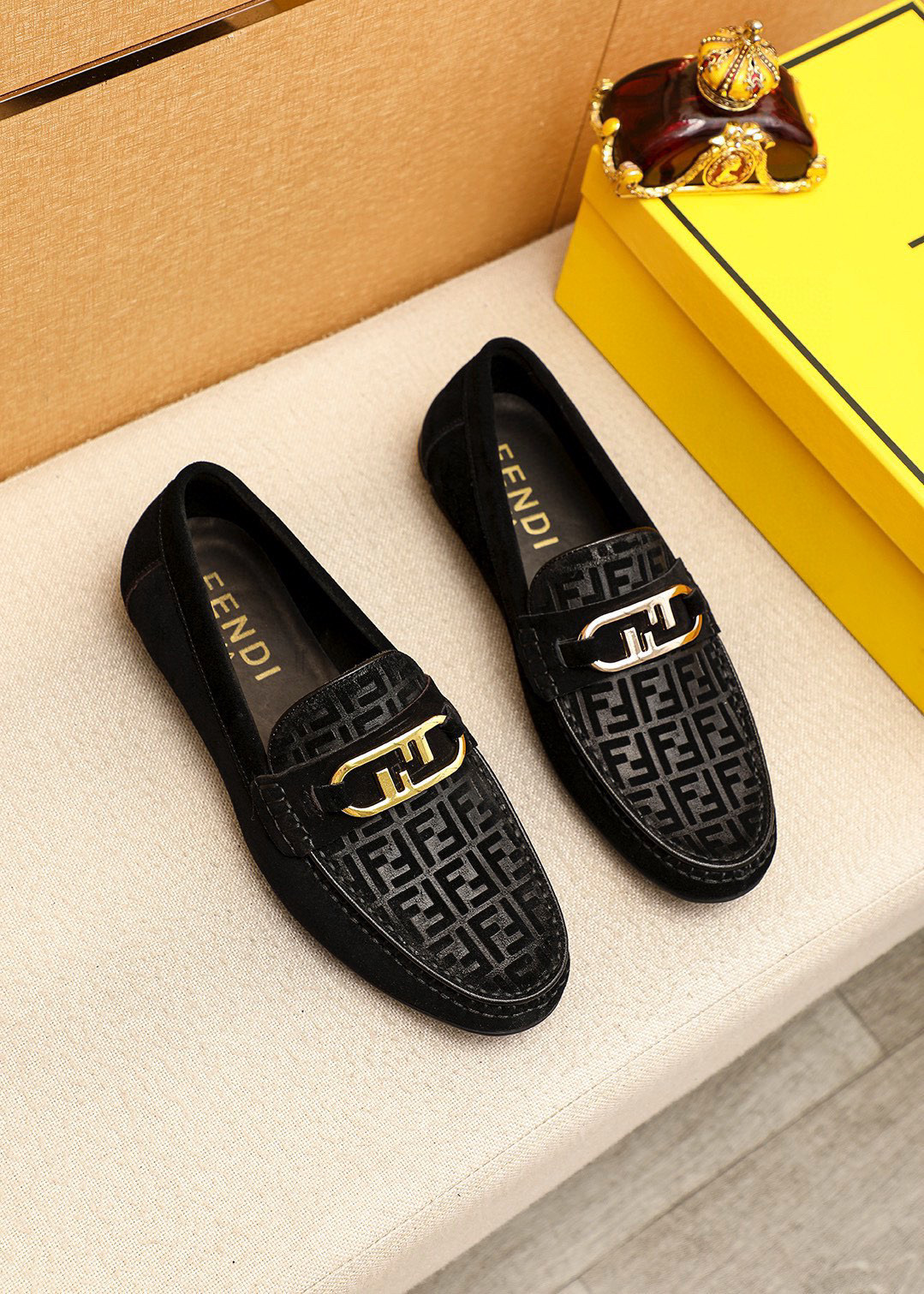NO:344783,Product trademark FENDI [Fendi] Doudou shoes Positive code number: 38-44 (45 customized) Product materials selection Imported top layer matte cowhide embossed upper + luxury hardware buckle, imported pig inner lining. Strong three-dimensional visual effect, rubber outsole Color 1 color available, fendi, fendi, cowhide19860909商品商标FENDI【芬迪】豆豆鞋 正码码数:38-44（45订制） 商品材料精选 进口头层磨砂牛皮压花鞋面+奢华五金扣,进口猪内里.强烈立体视觉效果,橡胶大底 颜 色1色可选,,fendi,fendi,cowhide,Men's shoes