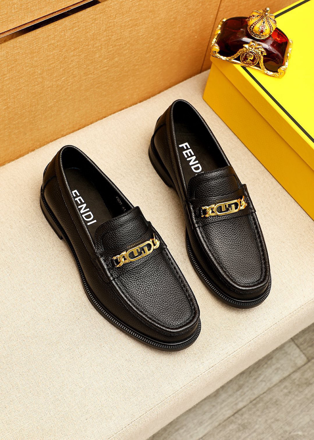 NO:344824,Product trademark FENDI [Fendi] casual leather shoes. Positive code: 38-44 (45 customized) Product materials selection Imported top layer lychee pattern cowhide upper + luxury hardware buckle, imported cow inner lining. Strong three-dimensional visual effect, rubber outsole, color 3 colors available, fendi, fendi, cowhide19860909商品商标FENDI【芬迪】休闲皮鞋 正码码数:38-44(45订制) 商品材料精选 进口头层荔枝纹牛皮鞋面+奢华五金扣,进口牛内里.强烈立体视觉效果,橡胶大底 颜 色3色可选,,fendi,fendi,cowhide,Men's shoes