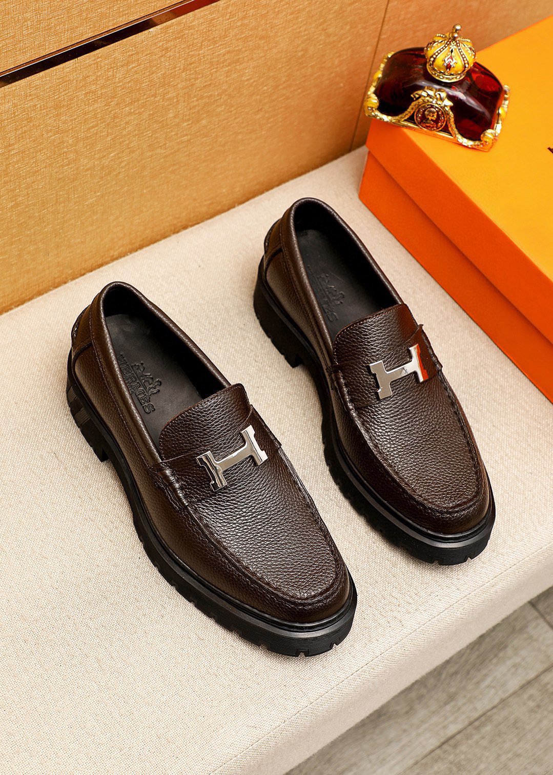 NO:588197,P original order (Hermès HEPMES) moccasin shoes combine novel shoe shape, high-quality materials and exquisite details. Imported pebbled cowhide and instep are decorated with golden Gancio buckles, showing a luxurious style. TPU rubber sole has a flexible texture. Size 39-44 (customized at 38.45.46),,hermes,cowhide19860909P  原单（爱马仕HEPMES）莫卡辛鞋集新颖鞋型、上乘材质与精湛细节于一体,进口荔枝纹牛皮 脚背点缀金色Gancio扣饰,焕现奢华风采.TPU橡胶鞋底质感柔韧 Size 39-44(38.45.46订做),,hermes,cowhide,Men's shoes