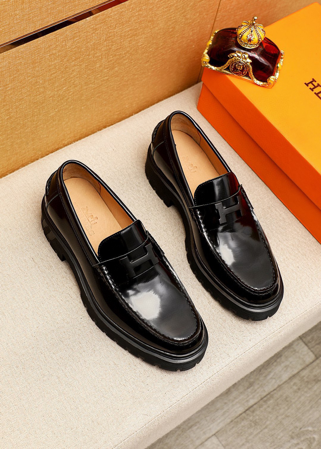 NO:588203,P original order (HEPMES) moccasin shoes combine novel shoe shape, high-quality materials and exquisite details. Imported open-edge beaded cowhide and instep are decorated with golden Gancio buckles, showing a luxurious style. TPU rubber sole has a flexible texture. Size 39-44 (customized at 38.45.46),,hermes,cowhide19860909P  原单（爱马仕HEPMES）莫卡辛鞋集新颖鞋型、上乘材质与精湛细节于一体,进口开边珠牛皮 脚背点缀金色Gancio扣饰,焕现奢华风采.TPU橡胶鞋底质感柔韧 Size 39-44(38.45.46订做),,hermes,cowhide,Men's shoes