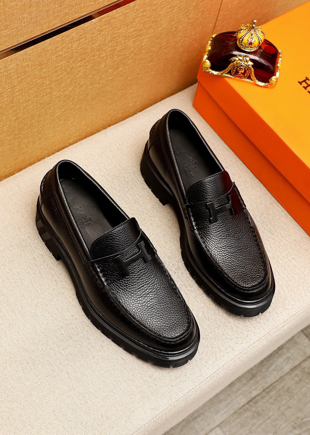 NO:588212,P original order (Hermès HEPMES) moccasin shoes combine novel shoe shape, high-quality materials and exquisite details. Imported pebbled cowhide and instep are decorated with golden Gancio buckles, showing a luxurious style. TPU rubber sole has a flexible texture. Size 39-44 (customized at 38.45.46),,hermes,cowhide19860909P  原单（爱马仕HEPMES）莫卡辛鞋集新颖鞋型、上乘材质与精湛细节于一体,进口荔枝纹牛皮 脚背点缀金色Gancio扣饰,焕现奢华风采.TPU橡胶鞋底质感柔韧 Size 39-44(38.45.46订做),,hermes,cowhide,Men's shoes
