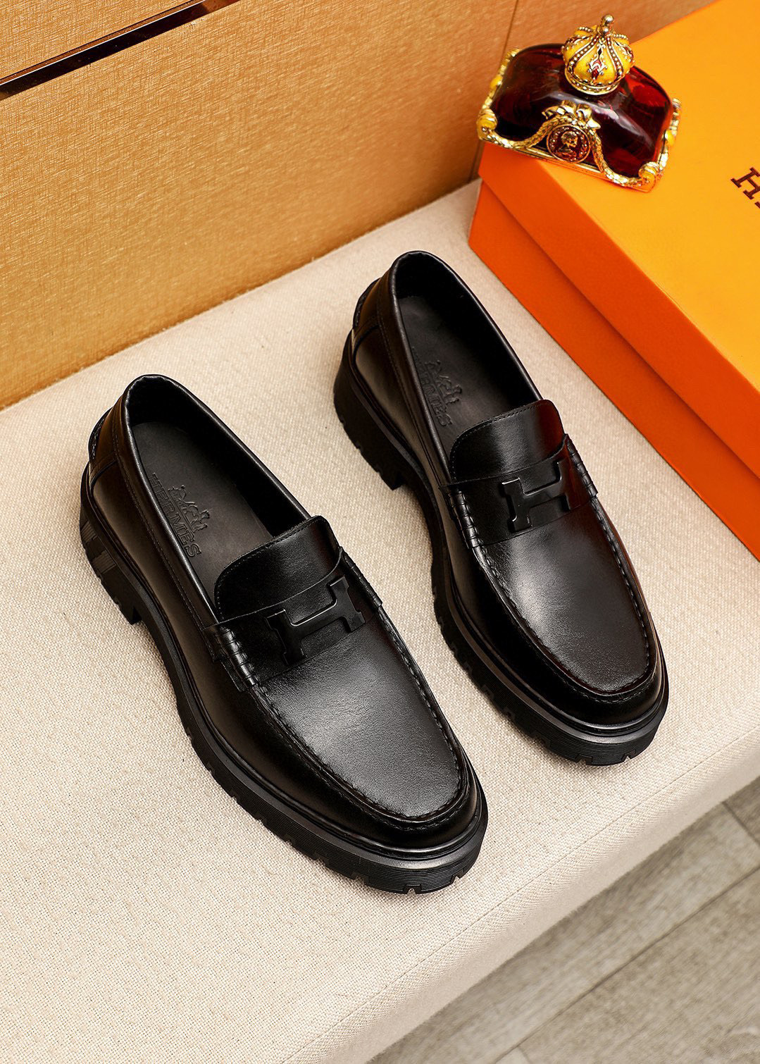 NO:588160,P original order (Hermès HEPMES) moccasin shoes combine novel shoe shape, high-quality materials and exquisite details. Imported calfskin and instep are decorated with golden Gancio buckles, showing a luxurious style. TPU rubber sole has a flexible texture. Size 39-44 (customized at 38.45.46), hermes,cowhide19860909P  原单（爱马仕HEPMES）莫卡辛鞋集新颖鞋型、上乘材质与精湛细节于一体,进口小牛皮 脚背点缀金色Gancio扣饰,焕现奢华风采.TPU橡胶鞋底质感柔韧 Size 39-44(38.45.46订做),,hermes,cowhide,Men's shoes