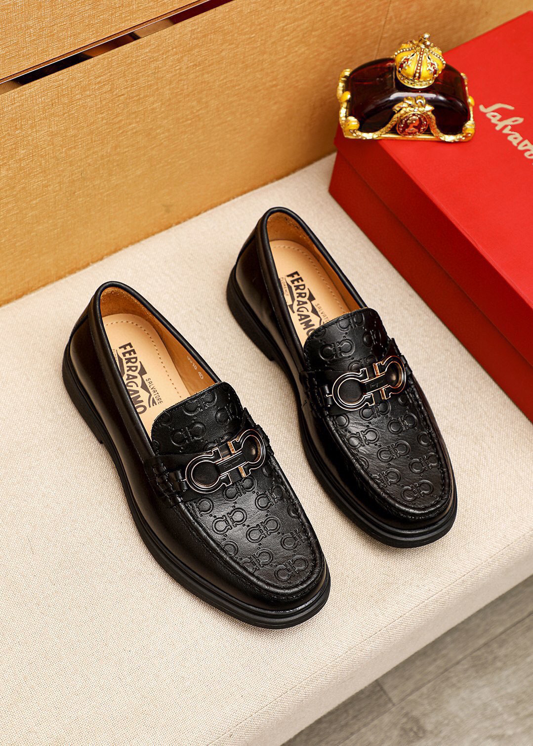 NO:345180,【Ferragamo/Ferragamo】 (high-end beef) New Ferragamo* Ferragamo classic leather shoes!  Use imported cowhide uppers + luxurious hardware buckles, and the inner layer is comfortable cowhide inner!  Original wear-resistant rubber outsole!  Number of codes 38-44 (45 customized), ferragamo, cowhide19860909【Ferragamo/菲拉格幕】（高端牛里) 新款Ferragamo* 菲拉格幕经典正装皮鞋！选用进口头层牛皮圧花鞋面+奢华五金扣,内里头层舒适牛皮内里！原版耐磨橡胶大底！码数38-44（45订制）,,ferragamo,cowhide,Men's shoes