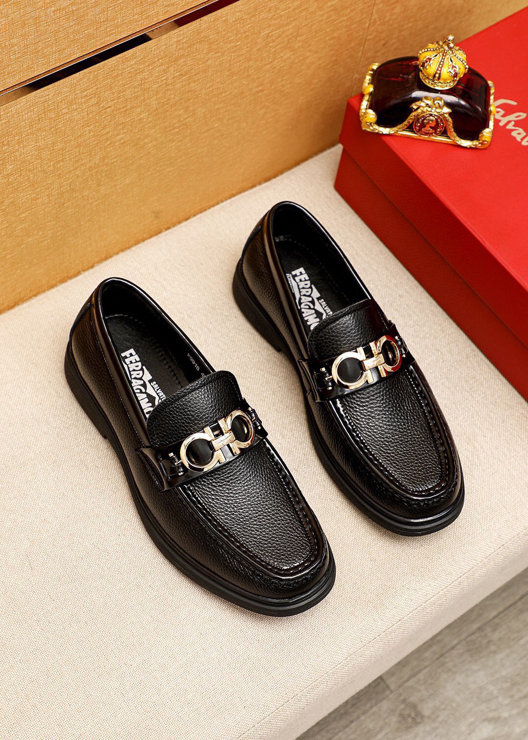 NO:345207,【Ferragamo/Ferragamo】 (high-end beef) New Ferragamo* Ferragamo classic leather shoes!  Use imported lychee-patterned cowhide upper + luxurious hardware buckle, and the inner layer is comfortable cowhide inner!  Original wear-resistant rubber outsole!  Number of codes 38-44 (45 customized), ferragamo, cowhide19860909【Ferragamo/菲拉格幕】（高端牛里) 新款Ferragamo* 菲拉格幕经典正装皮鞋！选用进口头层荔枝纹牛皮鞋面+奢华五金扣,内里头层舒适牛皮内里！原版耐磨橡胶大底！码数38-44（45订制）,,ferragamo,cowhide,Men's shoes