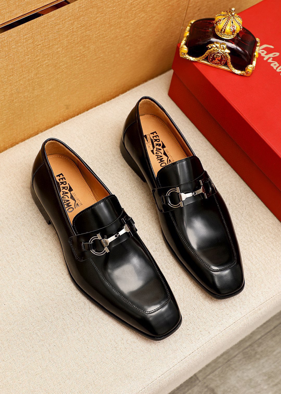 NO:589073,Product trademark Ferragamo 'Ferragamo' casual leather shoes. Regular size: 38-44 (customized at 45.46) Product material selection: imported open-edge beaded cowhide upper + classic hardware buckle, imported cowhide lining. Strong three-dimensional visual effect, combined outsole color 1 color optional, ferragamo, ferragamo, cowhide19860909商品商标Ferragamo「 菲拉格慕」休闲皮鞋 正码码数:38-44（45.46订制） 商品材料精选 进口开边珠牛皮鞋面+经典五金扣,进口牛皮内里.强烈立体视觉效果,组合大底 颜 色1色可选,,ferragamo,ferragamo,cowhide,Men's shoes