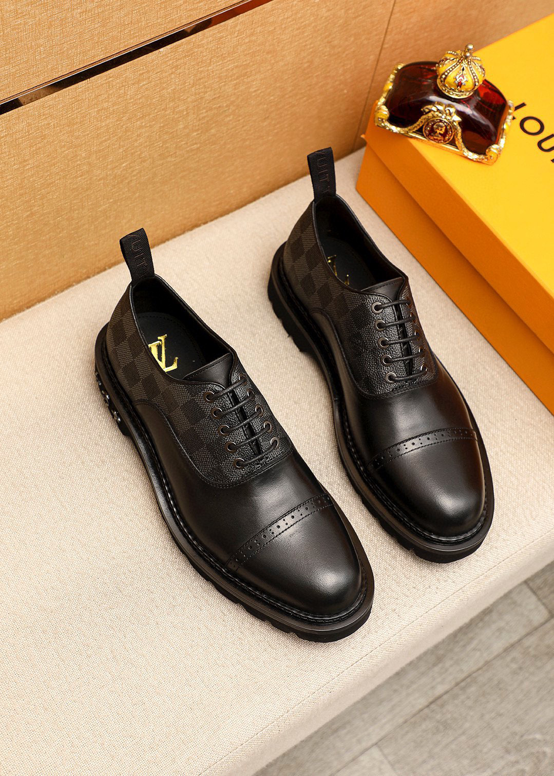 NO:347028,Original list【Louis Vuitton】Louis Vuitton New style ~ Fashionable business formal men's shoes original list quality, high-end fine details are exquisite and exquisite, using imported Italian top layer calf leather upper comfortable water-dyed cowhide inner lining, original outsole, comfortable and classic dressing, fine workmanship, worthy of possession. Number 39-44 (38.45 customized),,louis vuitton,louis vuitton,cowhide19860909原单【Louis Vuitton】路易威登 新款～时尚商务正装男鞋原单品质,高端精品细节精致考究,采用进口意大利头层小牛皮鞋面舒适的水染牛皮内里,原版大底,穿着舒适工艺精典,做工精细,值得拥有 码数39-44（38.45订做),,louis vuitton,louis vuitton,cowhide,Men's shoes