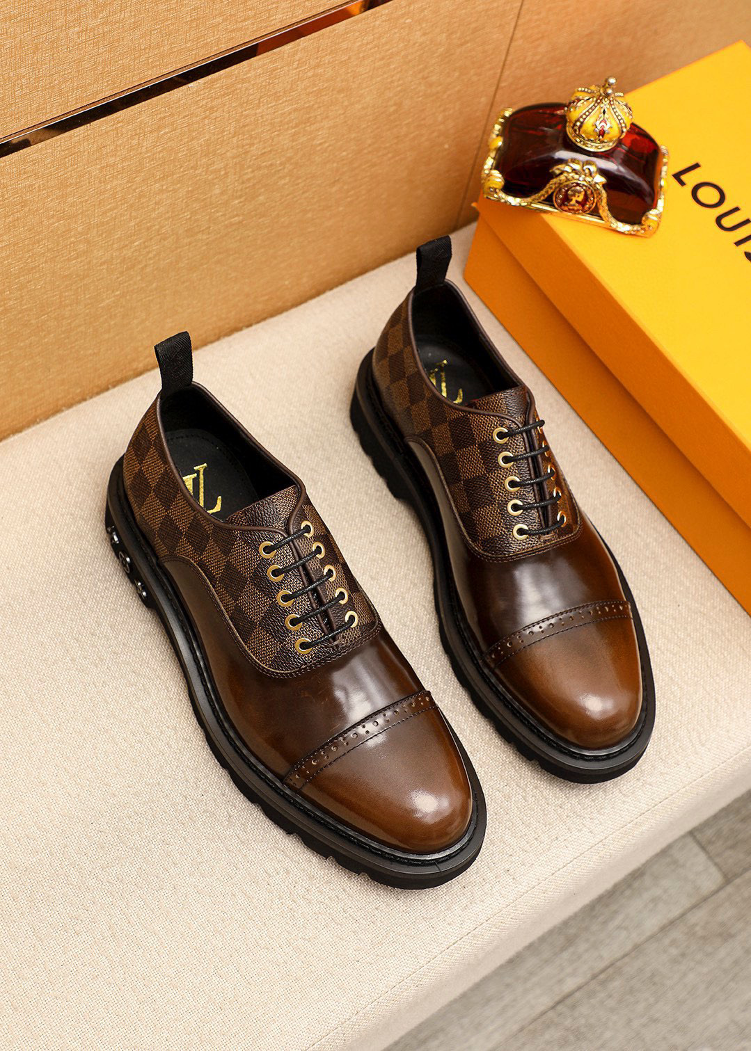 NO:347048,Original list【Louis Vuitton】Louis Vuitton New style ~ Fashionable business formal men's shoes original list quality, high-end fine details are exquisite and exquisite, using imported Italian top-layer beaded cowhide upper with comfortable water-dyed cowhide inner, original outsole, comfortable and classic dressing, fine workmanship, worthy of possession. Number 39-44 (38.45 customized),,louis vuitton,louis vuitton,cowhide19860909原单【Louis Vuitton】路易威登 新款～时尚商务正装男鞋原单品质,高端精品细节精致考究,采用进口意大利头层开边珠牛皮鞋面舒适的水染牛皮内里,原版大底,穿着舒适工艺精典,做工精细,值得拥有 码数39-44（38.45订做),,louis vuitton,louis vuitton,cowhide,Men's shoes