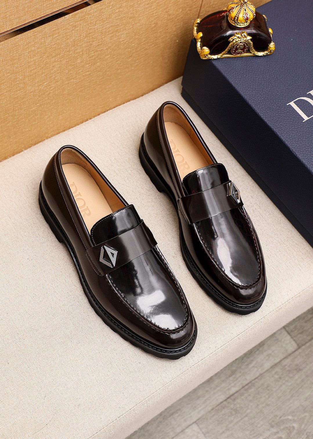 NO:639451,Product trademark Dior 'Dior' casual leather shoes, correct size: 39-44 (customized at 38.45) Product material selection: Italian imported first-layer open-edge beaded cowhide upper + classic hardware buckle, imported water-dyed cowhide lining. Strong three-dimensional visual effect, foam outsole, 2 colors available, dior, dior, cowhide19860909商品商标Dior「 迪奥」休闲皮鞋 正码码数:39-44（38.45订做） 商品材料精选 意大利进口头层开边珠牛皮鞋面+经典五金扣,进口水染牛皮内里.强烈立体视觉效果,发泡大底 颜 色2色可选,,dior,dior,cowhide,Men's shoes